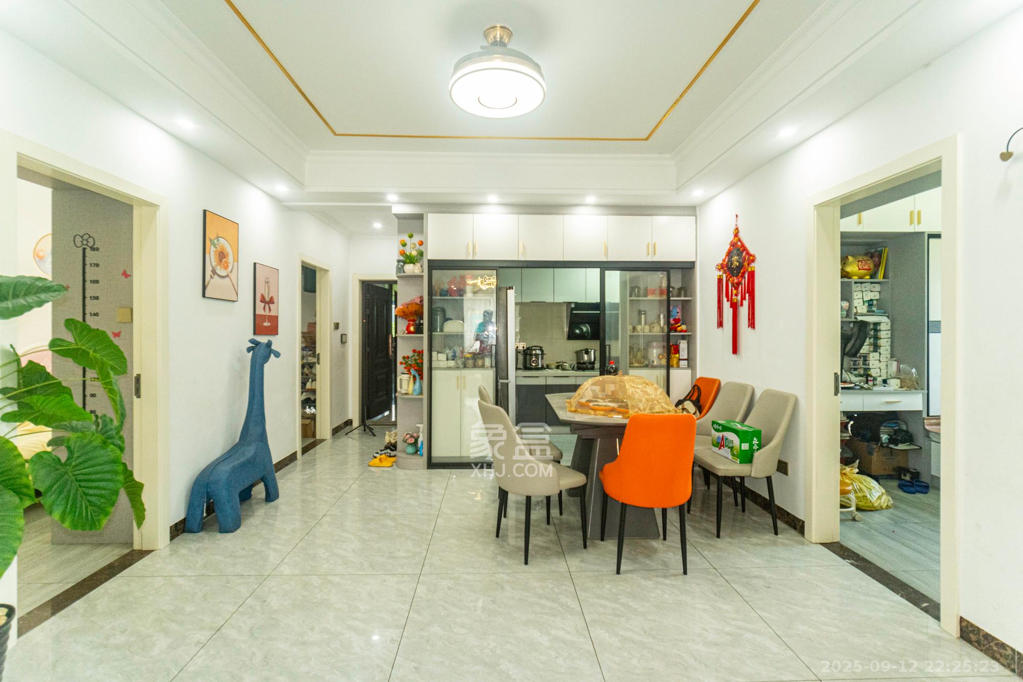 财汇新天地(财汇商务广场) 4室2厅2卫 88.8万 财汇新天地(财汇商务广场) 4室2厅2卫 88.8万客厅