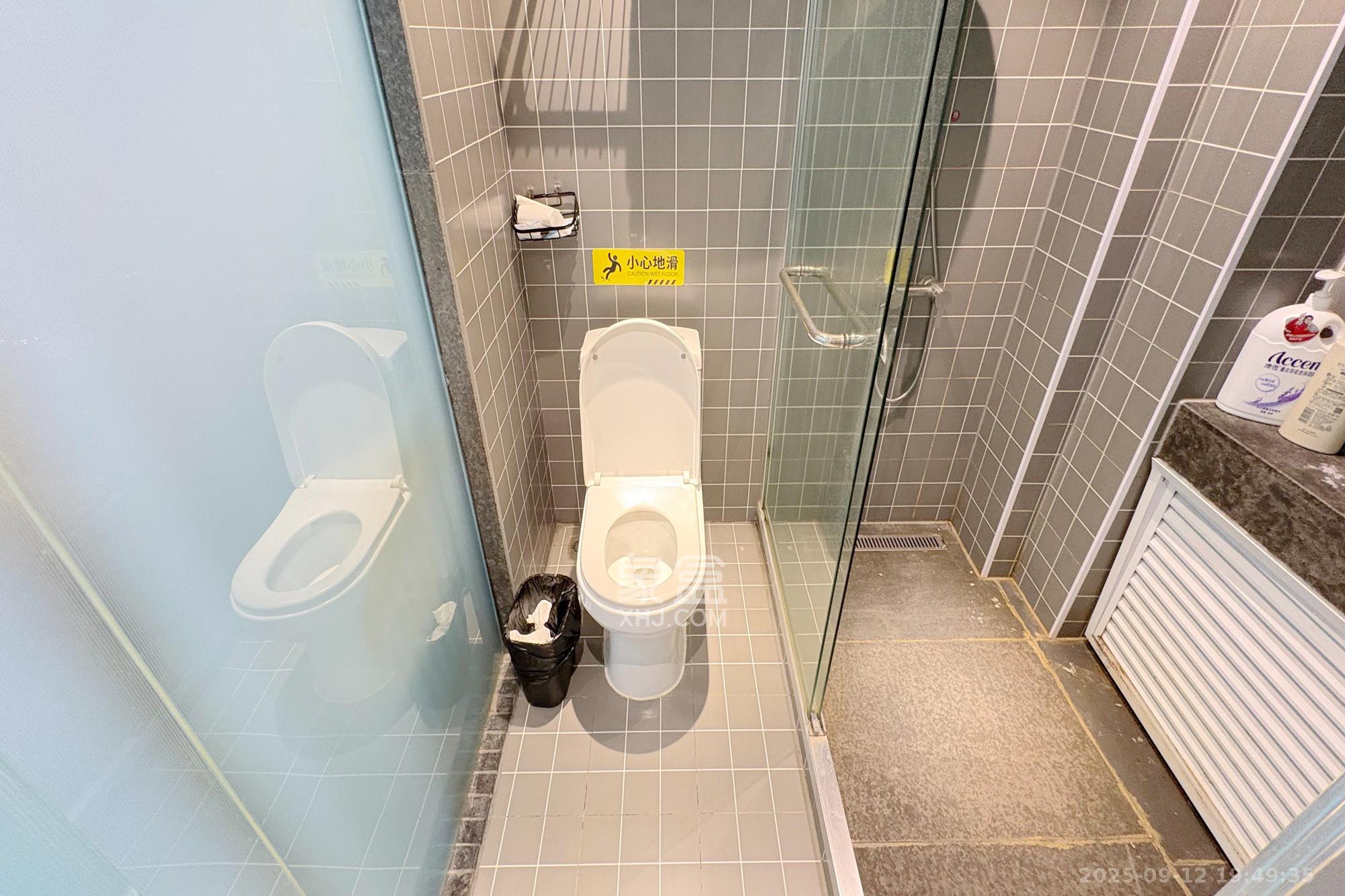 江岸丽都（江与城）  1室1厅1卫    82.8万卫生间