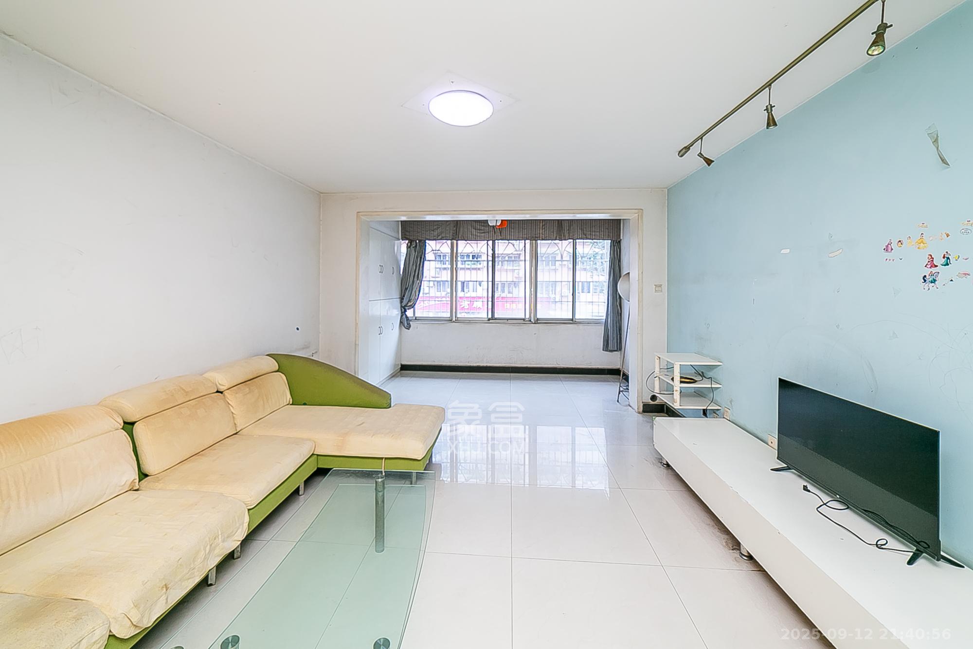 翡翠林居 3室2厅2卫 77.2万 翡翠林居 3室2厅2卫 77.2万客厅