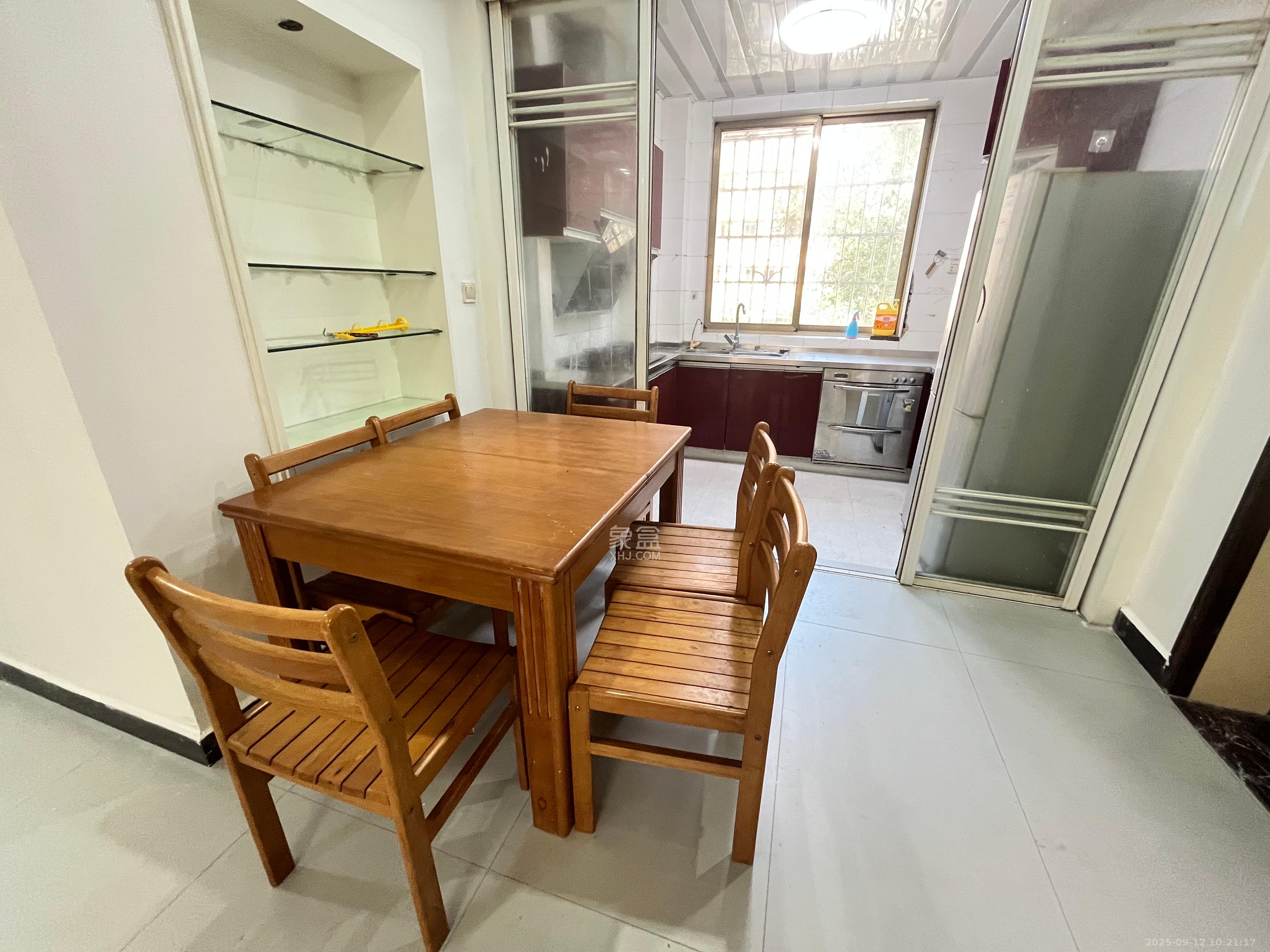 周南生活园  4室2厅2卫    2200.0元/月室内图