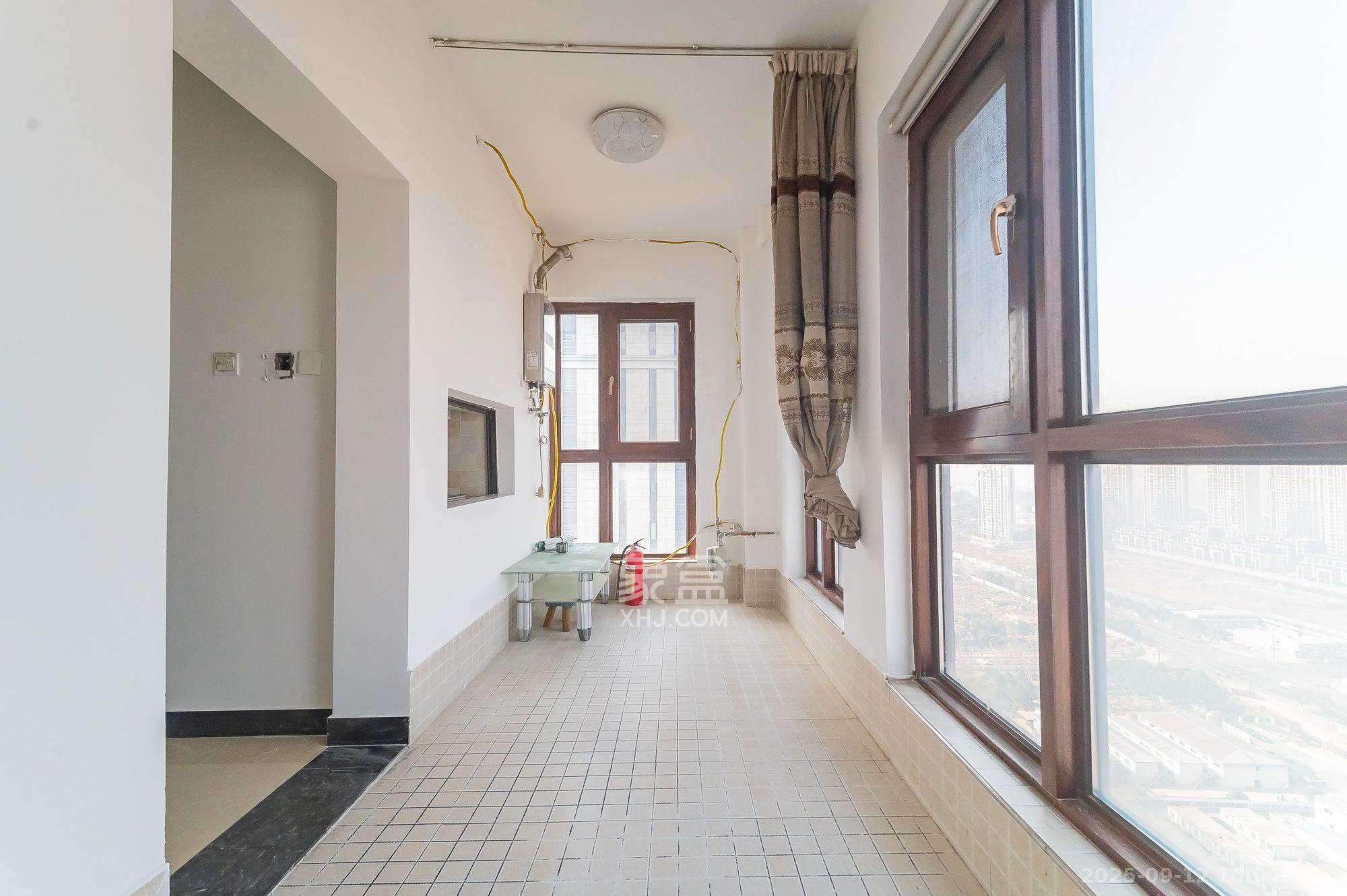 星湖湾一期高层  3室2厅3卫    2300.0元/月室内图