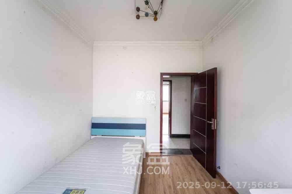 芙蓉公寓 4室2厅2卫 2500.0元/月 芙蓉公寓 4室2厅2卫 2500.0元/月室内图