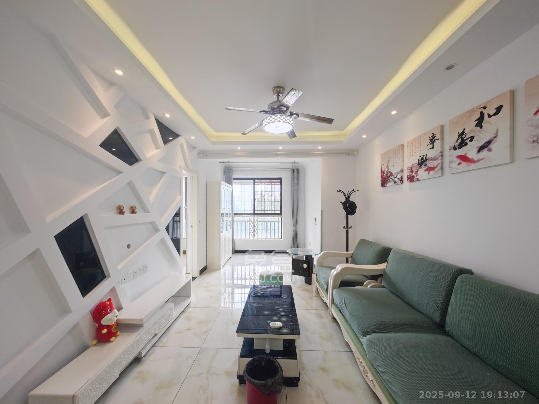 欧莱雅郡  2室2厅1卫    56.0万客厅