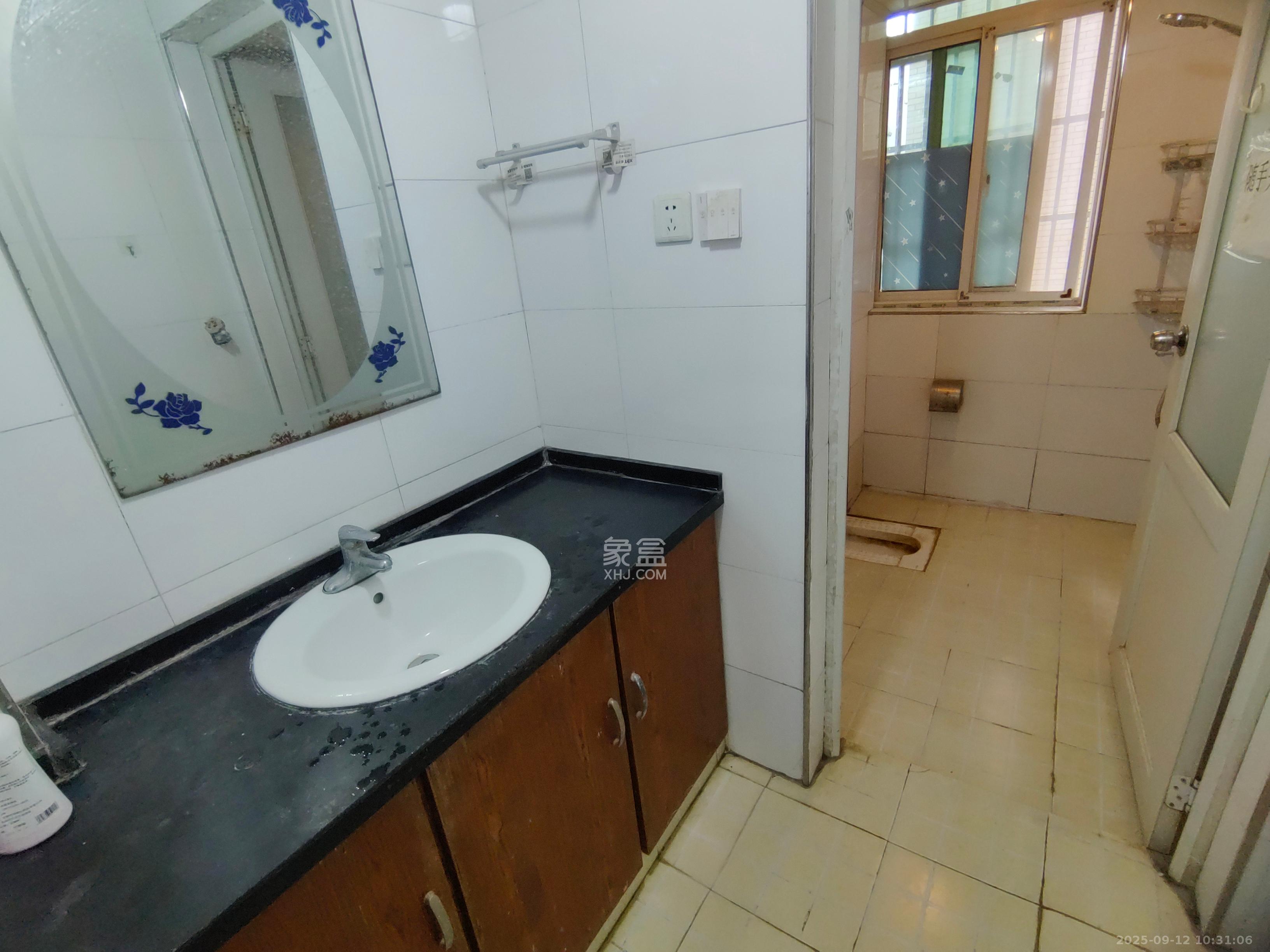 洞井二小区 3室2厅1卫 2100.0元/月 洞井二小区 3室2厅1卫 2100.0元/月室内图