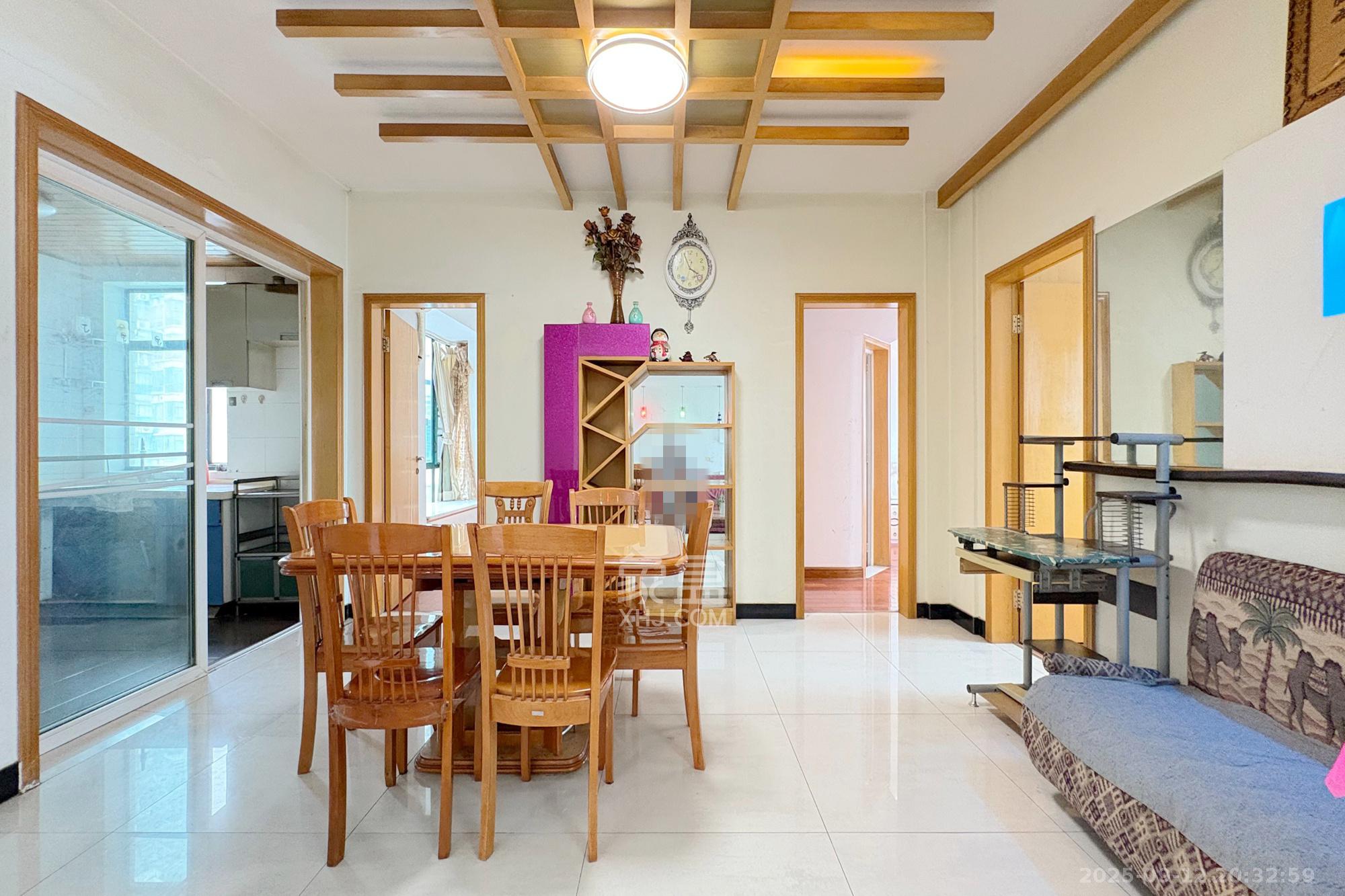 王府花园 3室2厅1卫 165.0万 王府花园 3室2厅1卫 165.0万客厅