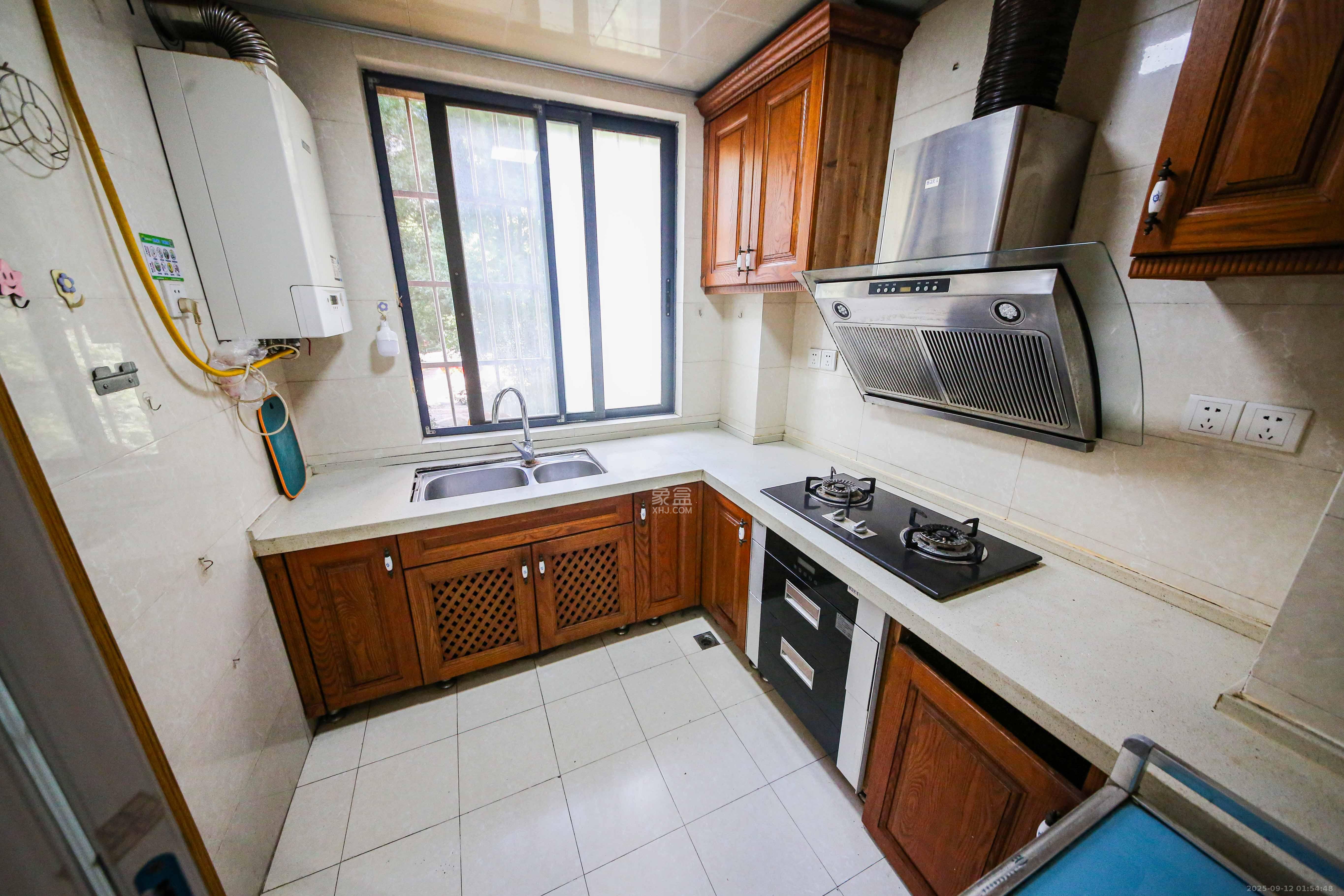 满庭芳小区  3室2厅2卫    107.0万 满庭芳小区  3室2厅2卫    107.0万厨房