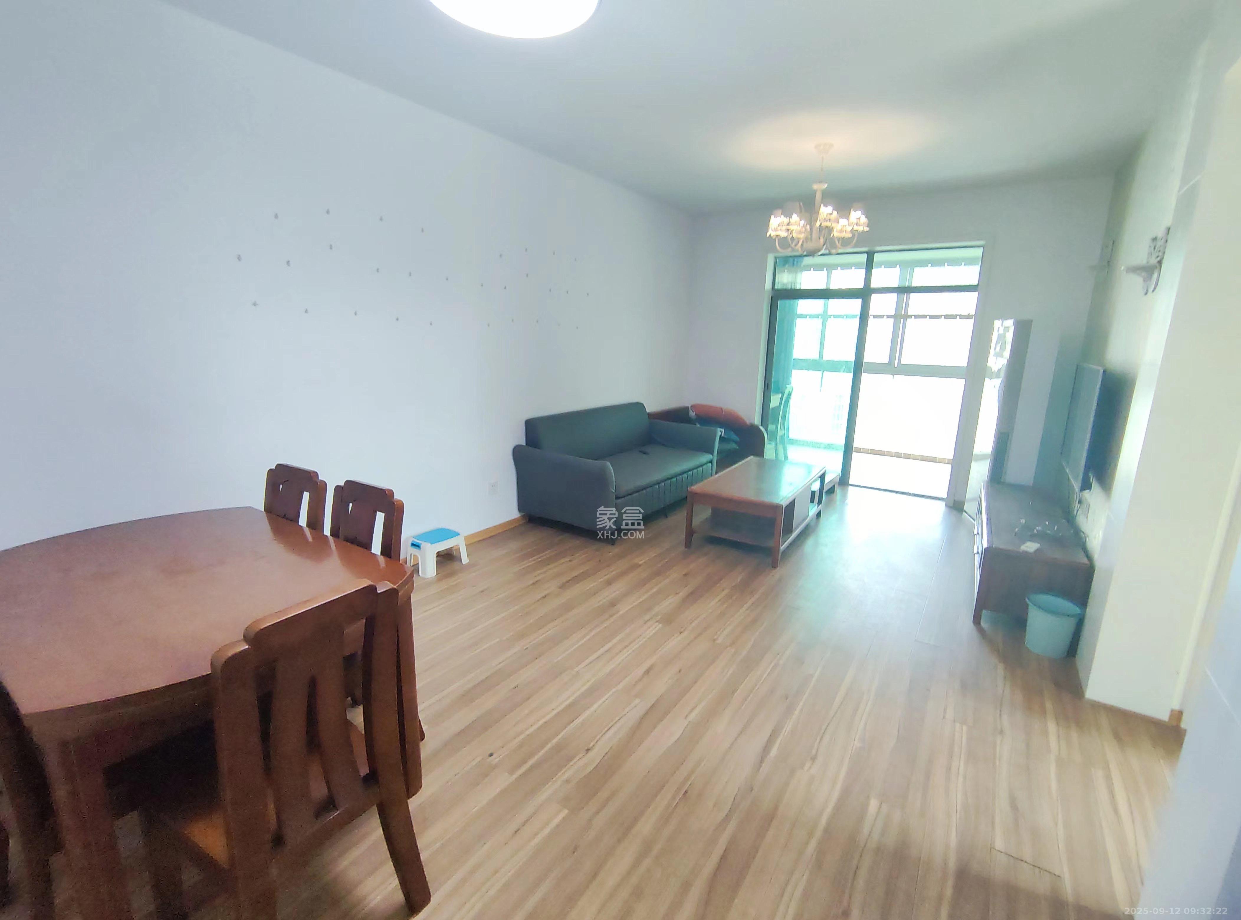 新城新世界一二三期  2室2厅1卫    2400.0元/月室内图