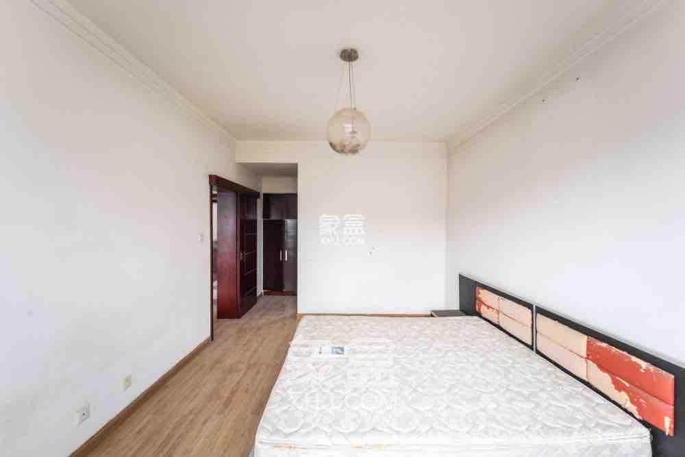 芙蓉公寓  4室2厅2卫    2500.0元/月室内图