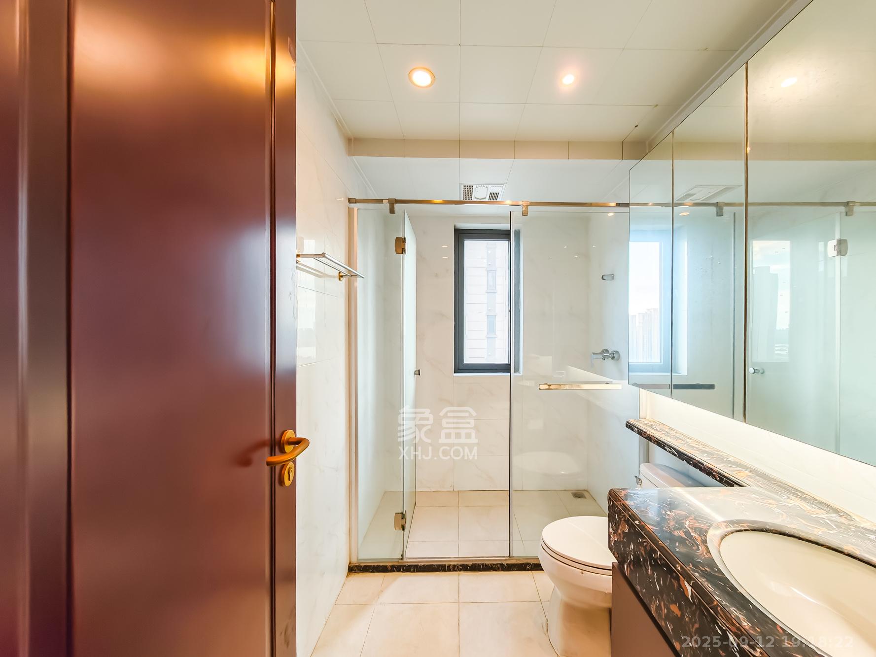 恒大御景天下城一期 4室2厅2卫 93.0万 恒大御景天下城一期 4室2厅2卫 93.0万卫生间