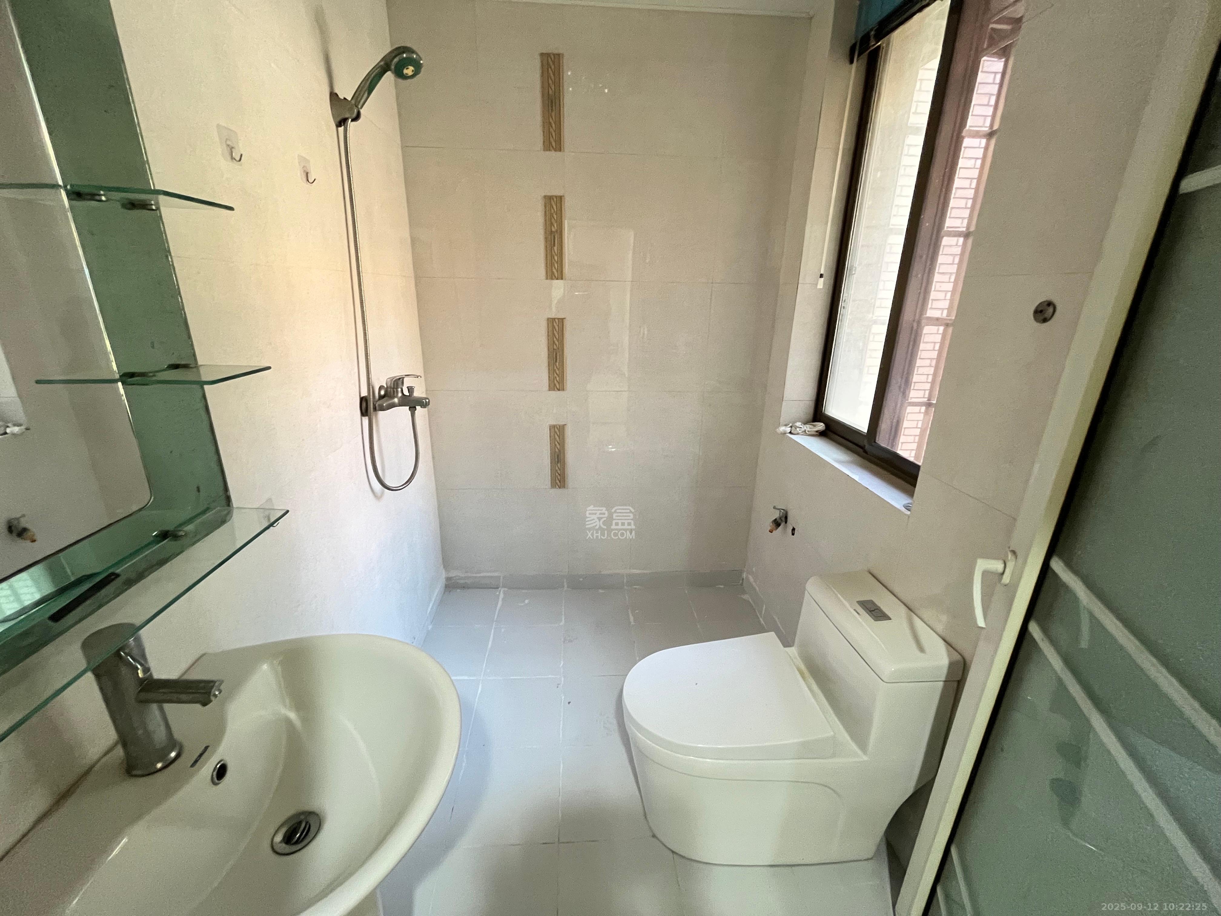 周南生活园  4室2厅2卫    2200.0元/月室内图