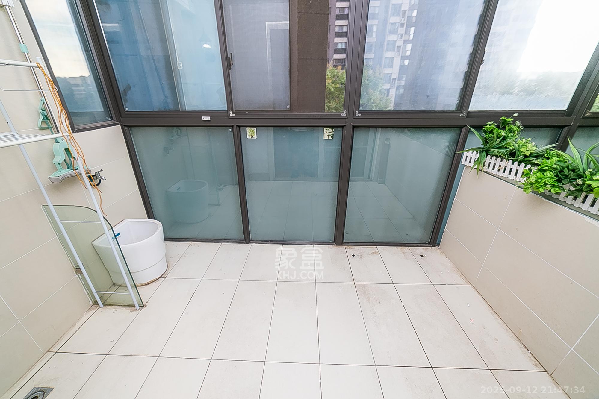 通用时代国际社区  3室2厅2卫    120.0万阳台