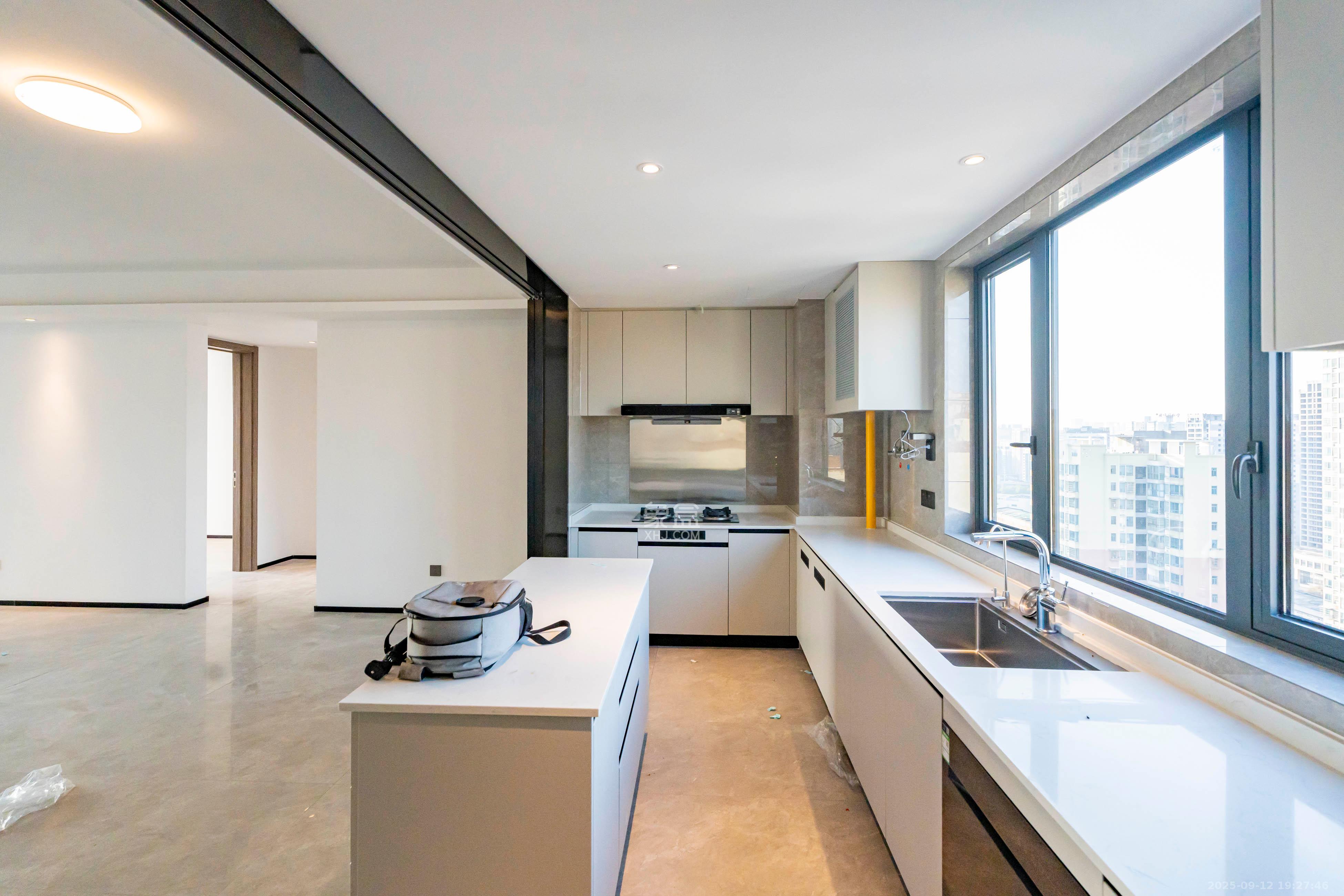 万科半岛国际  4室2厅1卫    215.0万厨房