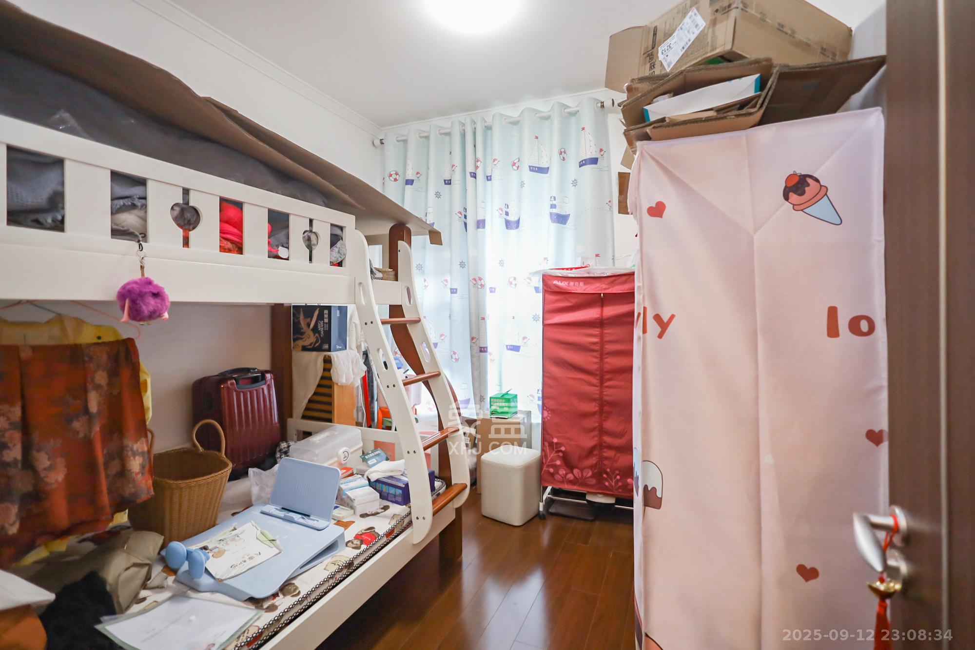 万科里金域国际  4室2厅2卫    246.0万卧室