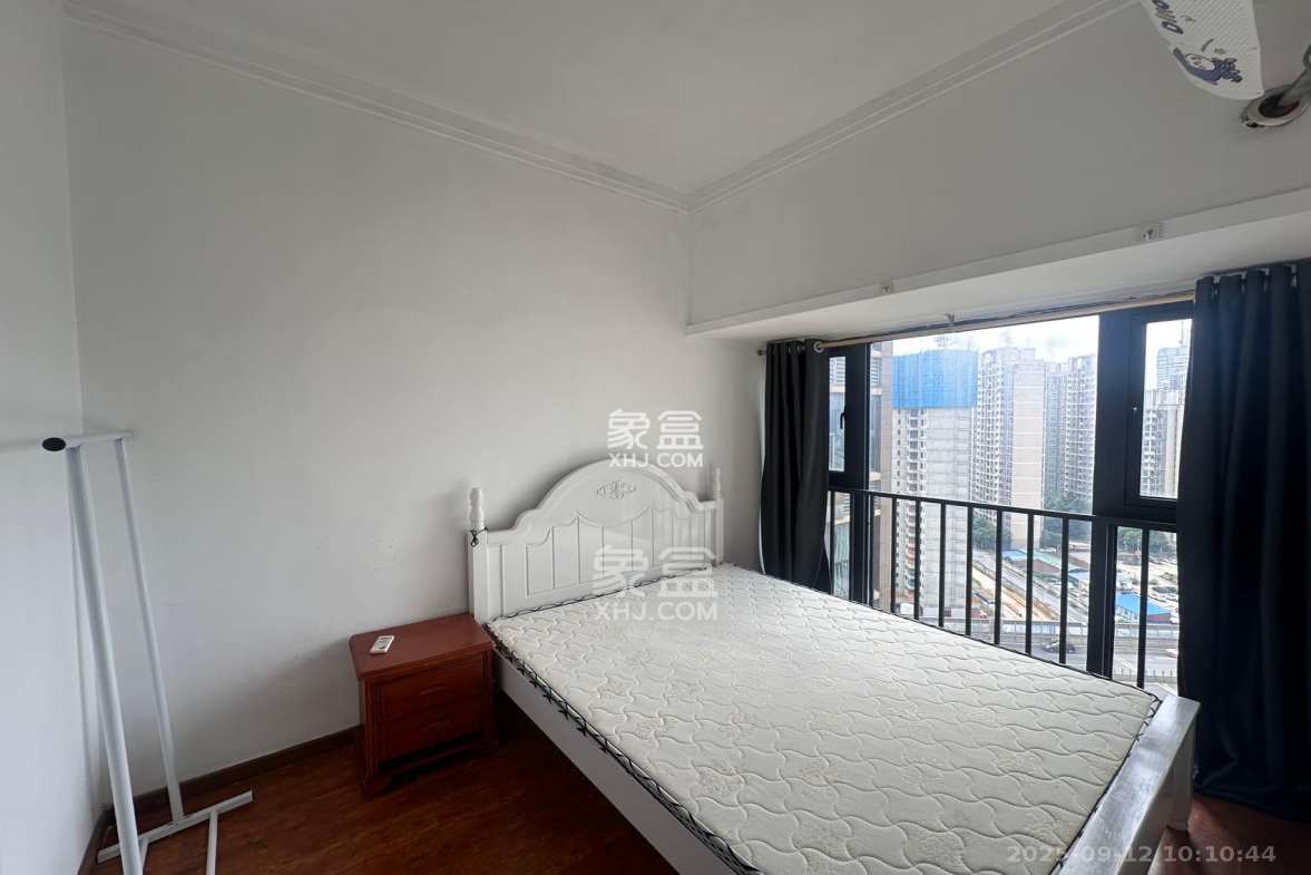 藏珑湖上国际花园 3室2厅2卫 3500.0元/月 藏珑湖上国际花园 3室2厅2卫 3500.0元/月室内图