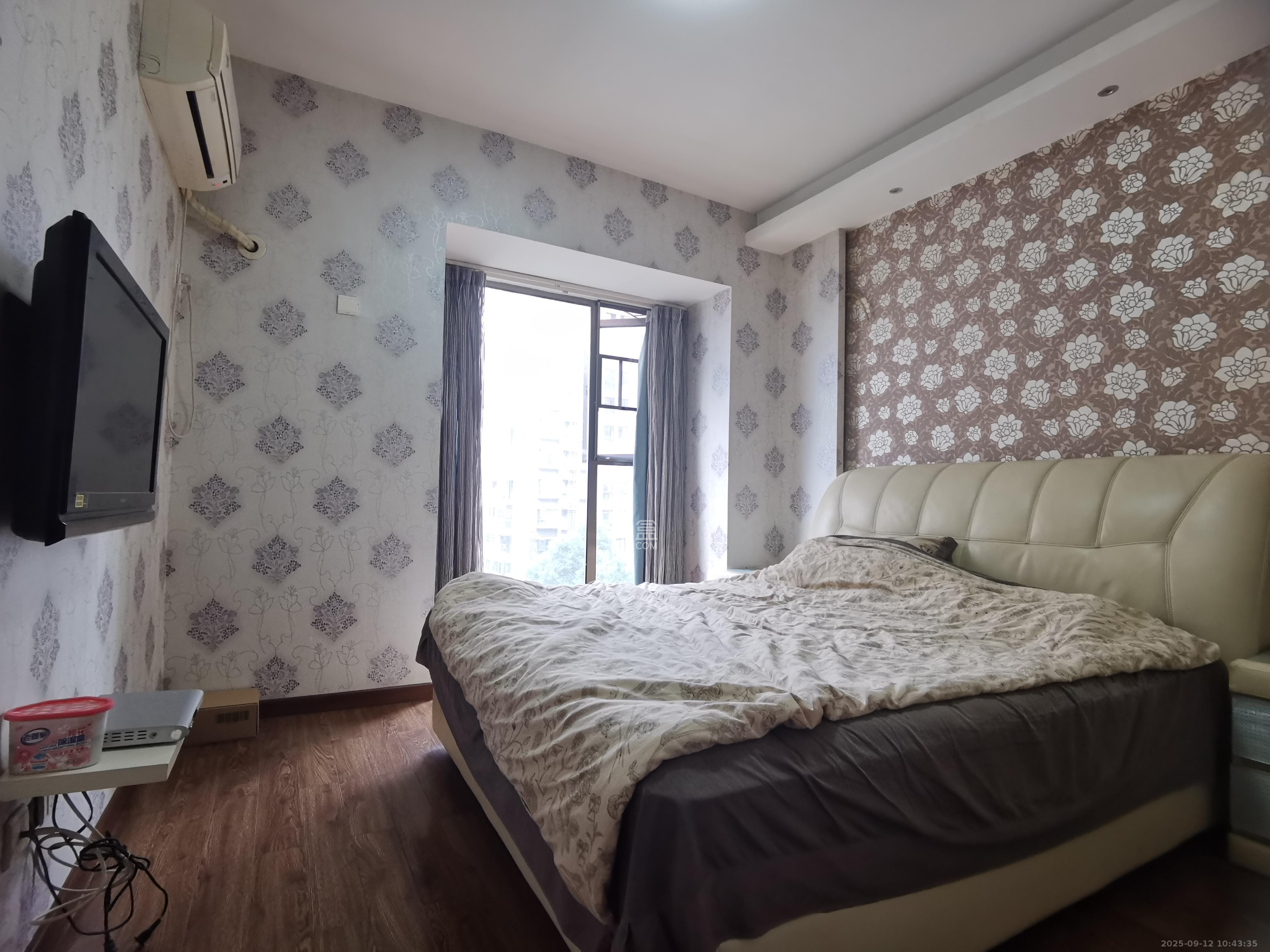 岳泰理想城  1室2厅1卫    2500.0元/月室内图