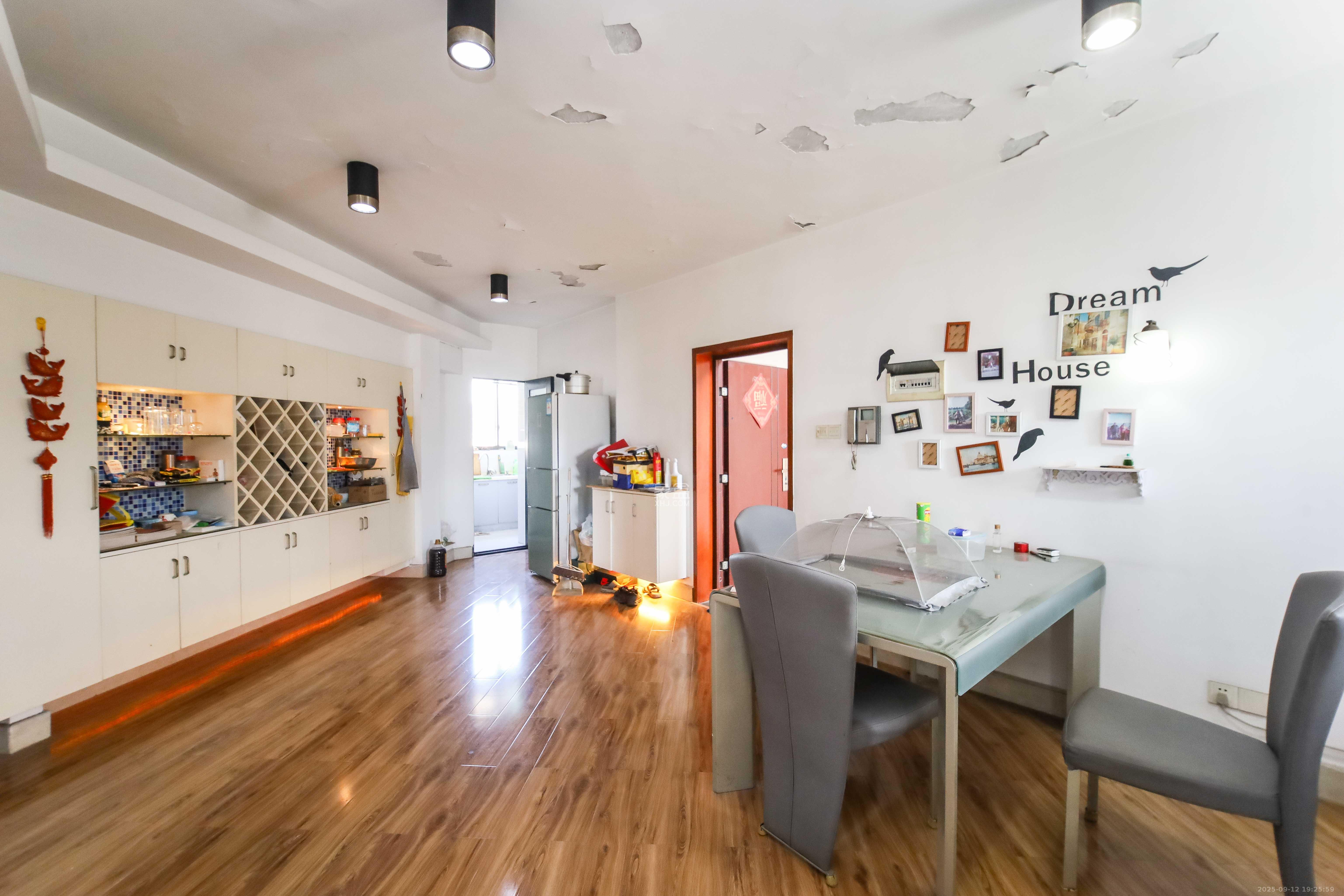 浏阳河畔家园  3室2厅2卫    88.0万客厅