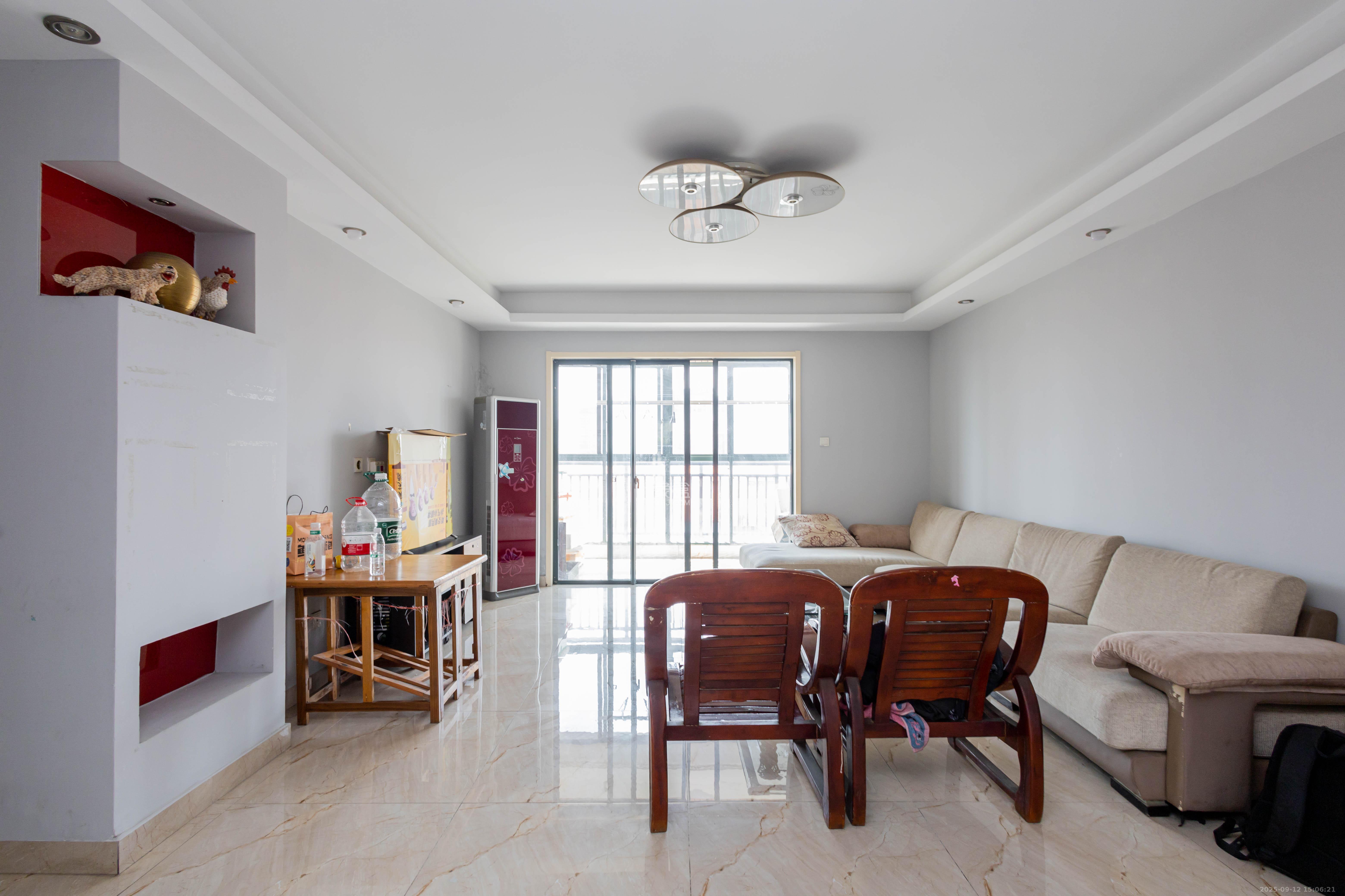 东业早安星城  4室2厅2卫    68.0万客厅