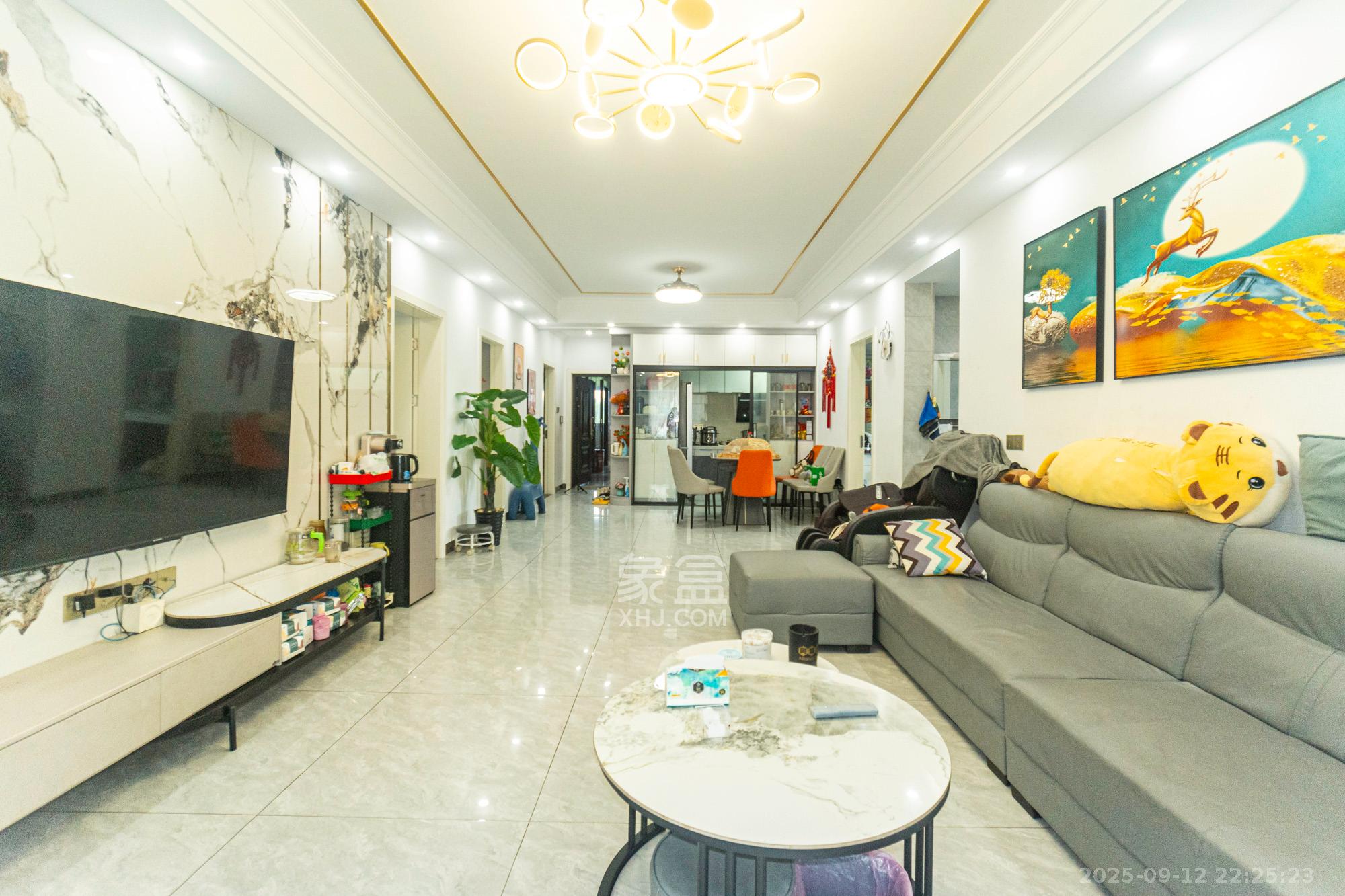 财汇新天地（财汇商务广场）  4室2厅2卫    88.8万客厅