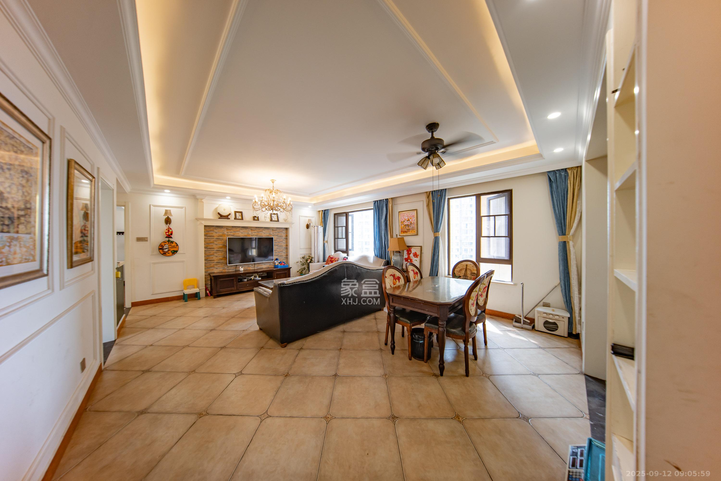 华润橡树湾 3室2厅2卫 95.98万 华润橡树湾 3室2厅2卫 95.98万客厅