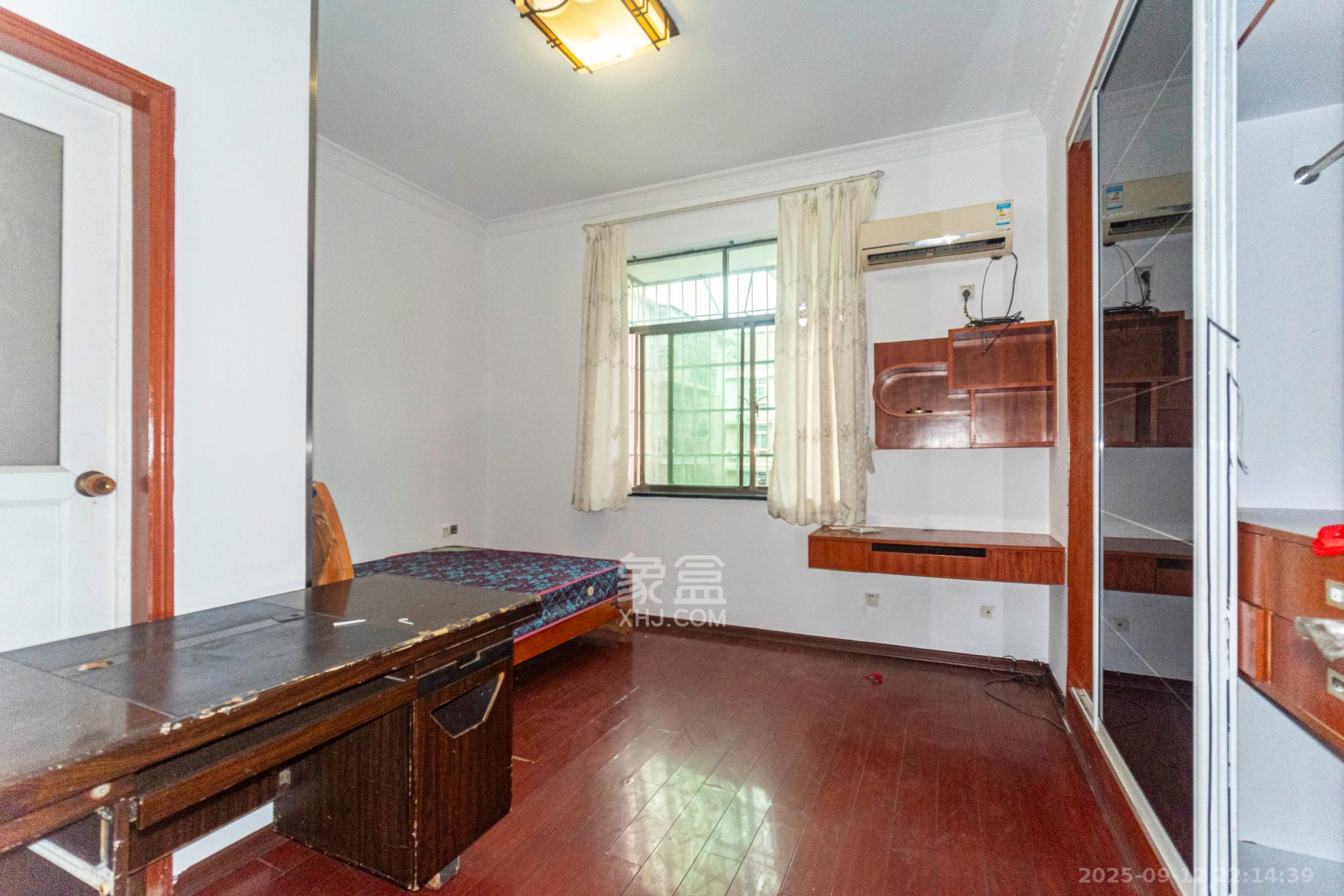 城东安置区(星城社区) 3室2厅2卫 45.0万 城东安置区(星城社区) 3室2厅2卫 45.0万卧室