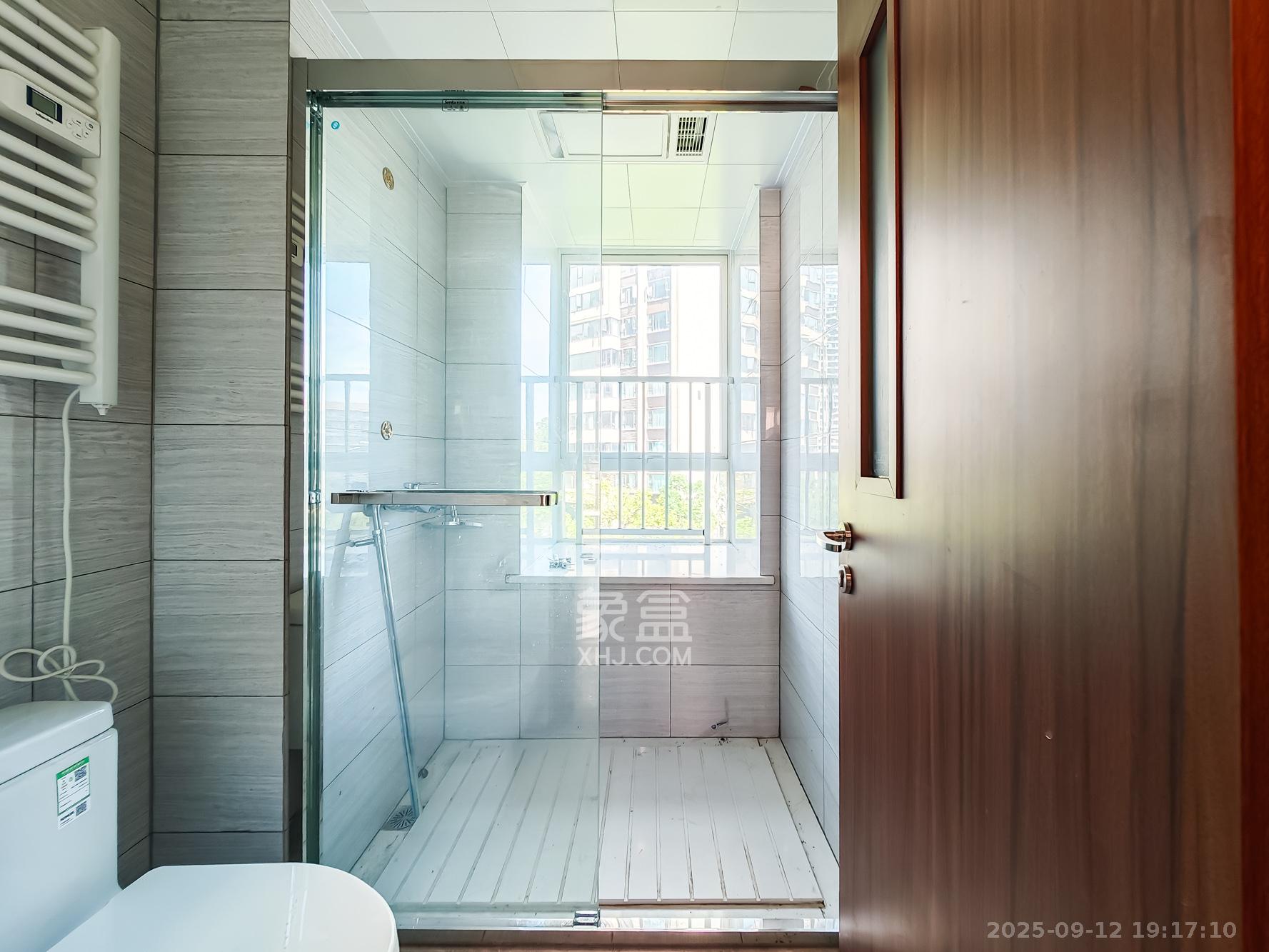 中欣楚天御府E区  4室2厅2卫   128.00万卫生间