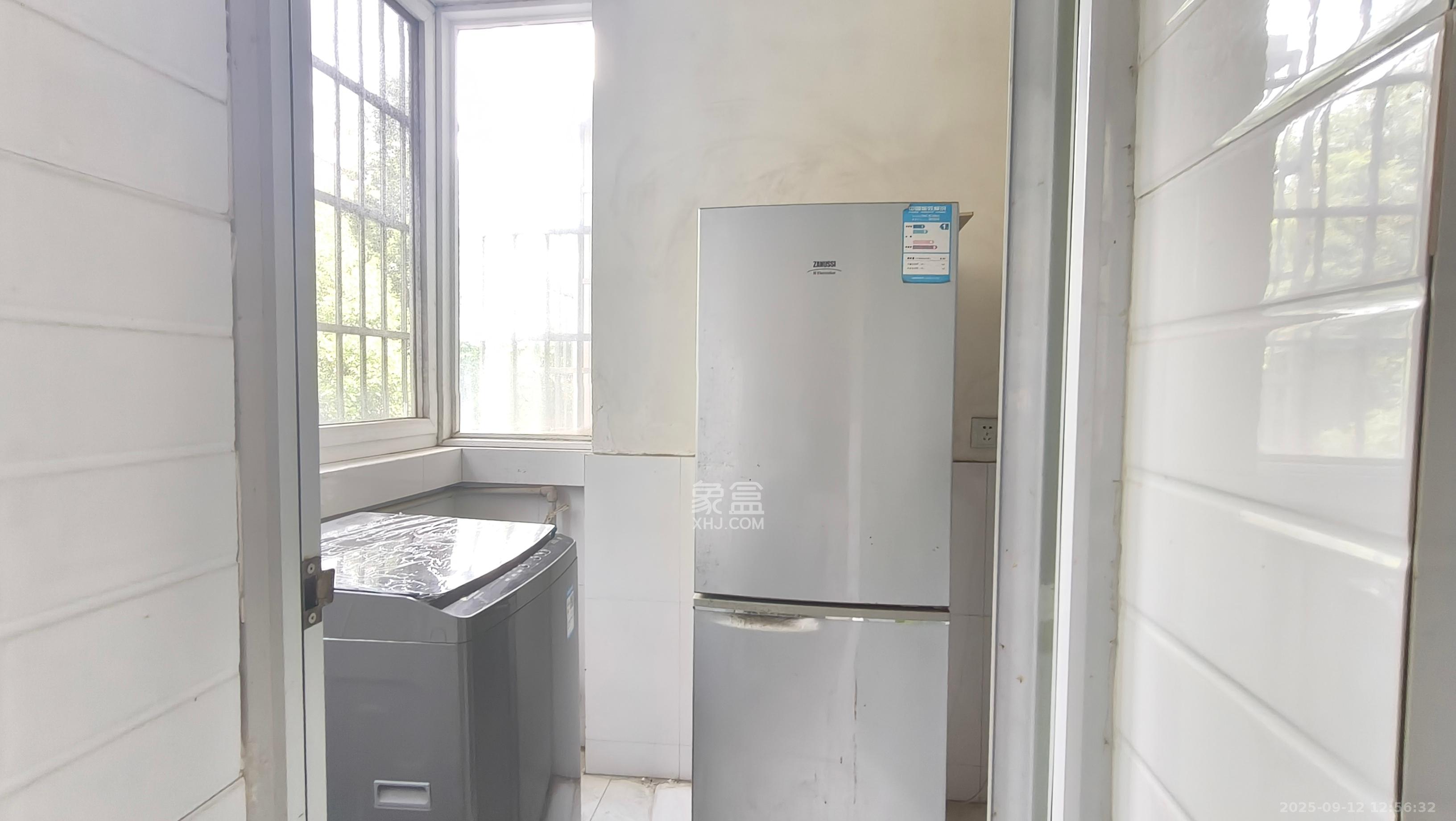 德润园  3室2厅2卫    2400.0元/月室内图