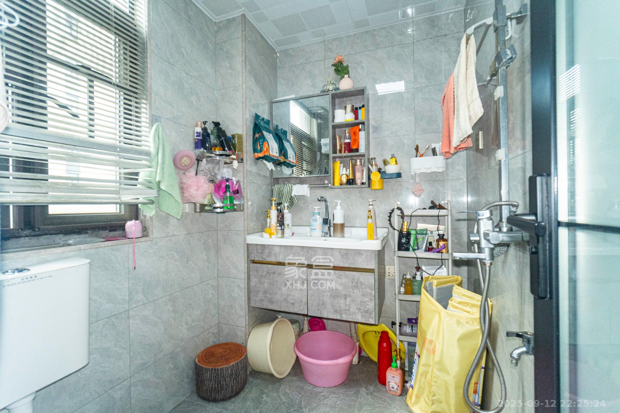 财汇新天地（财汇商务广场）  4室2厅2卫    88.8万卫生间