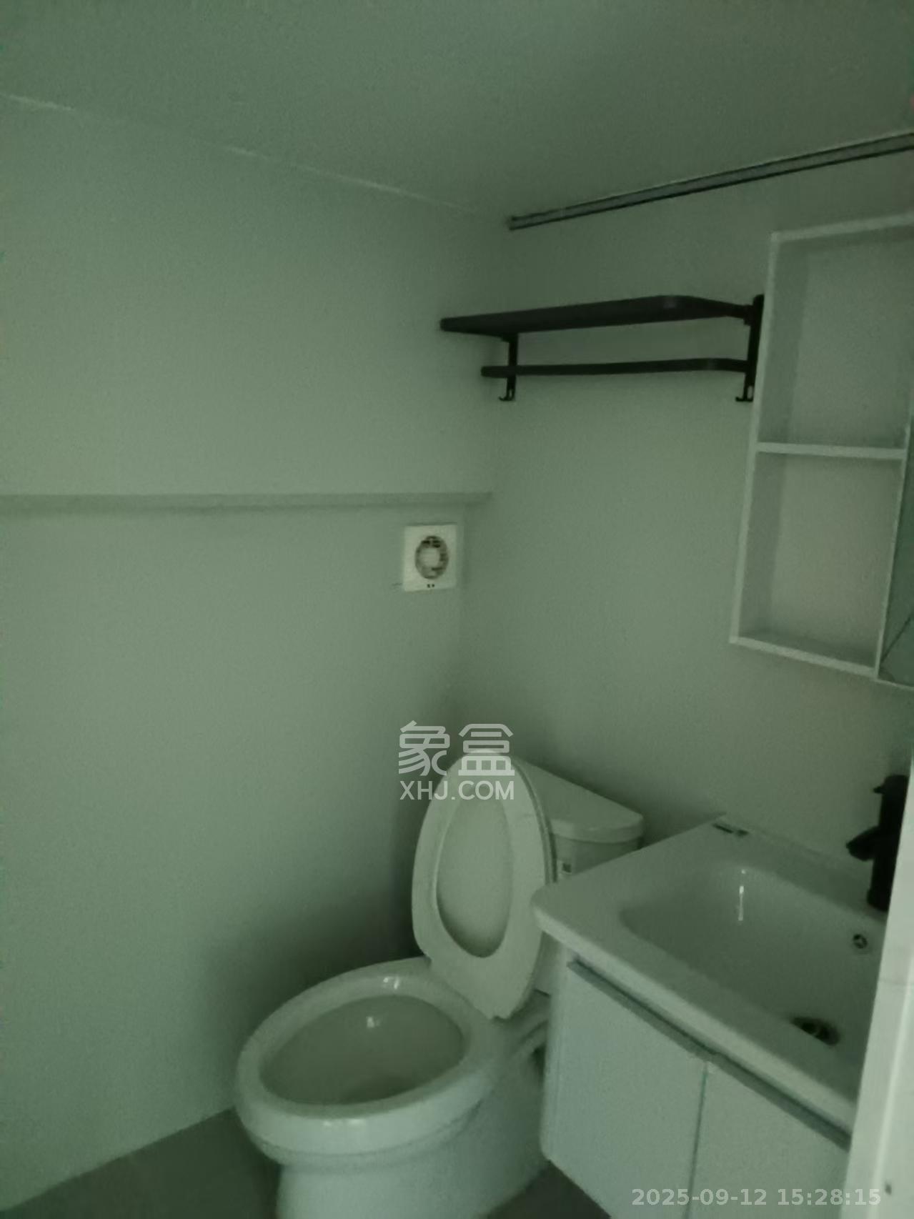 绿地V岛  1室1厅1卫    1500.0元/月室内图