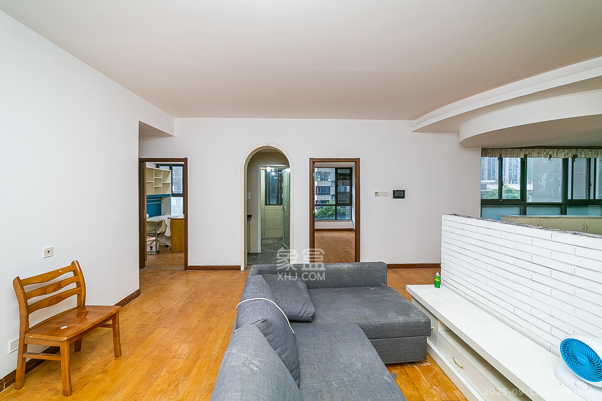 通用时代国际社区 3室2厅2卫 120.0万 通用时代国际社区 3室2厅2卫 120.0万客厅