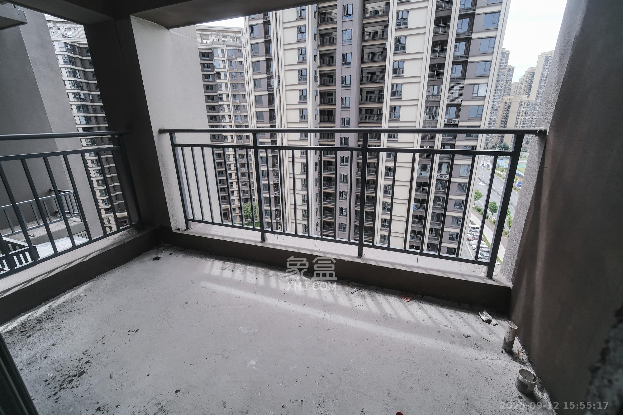 荣盛城  4室2厅2卫    73.0万 荣盛城  4室2厅2卫    73.0万阳台