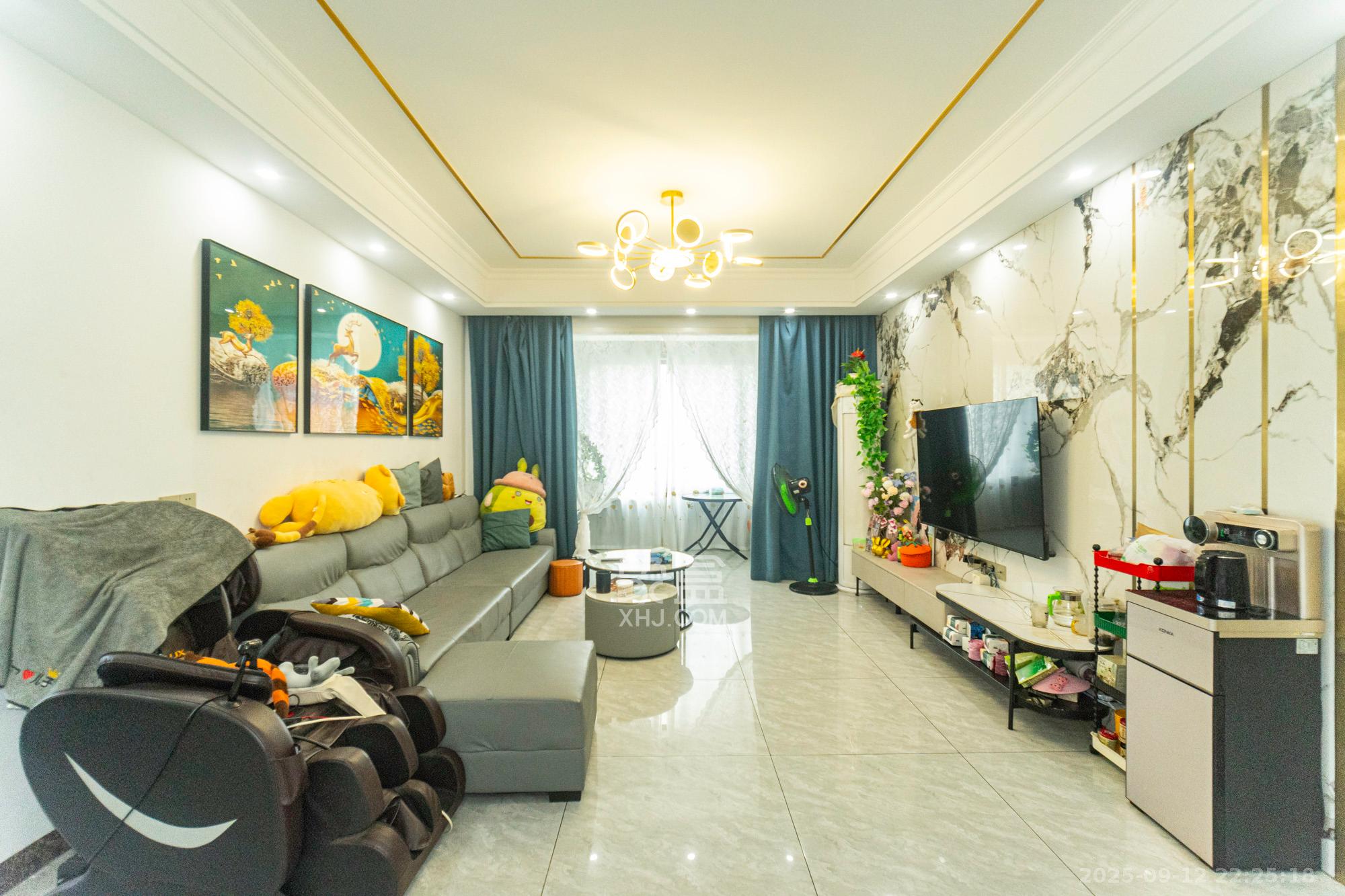 财汇新天地(财汇商务广场) 4室2厅2卫 88.8万 财汇新天地(财汇商务广场) 4室2厅2卫 88.8万客厅