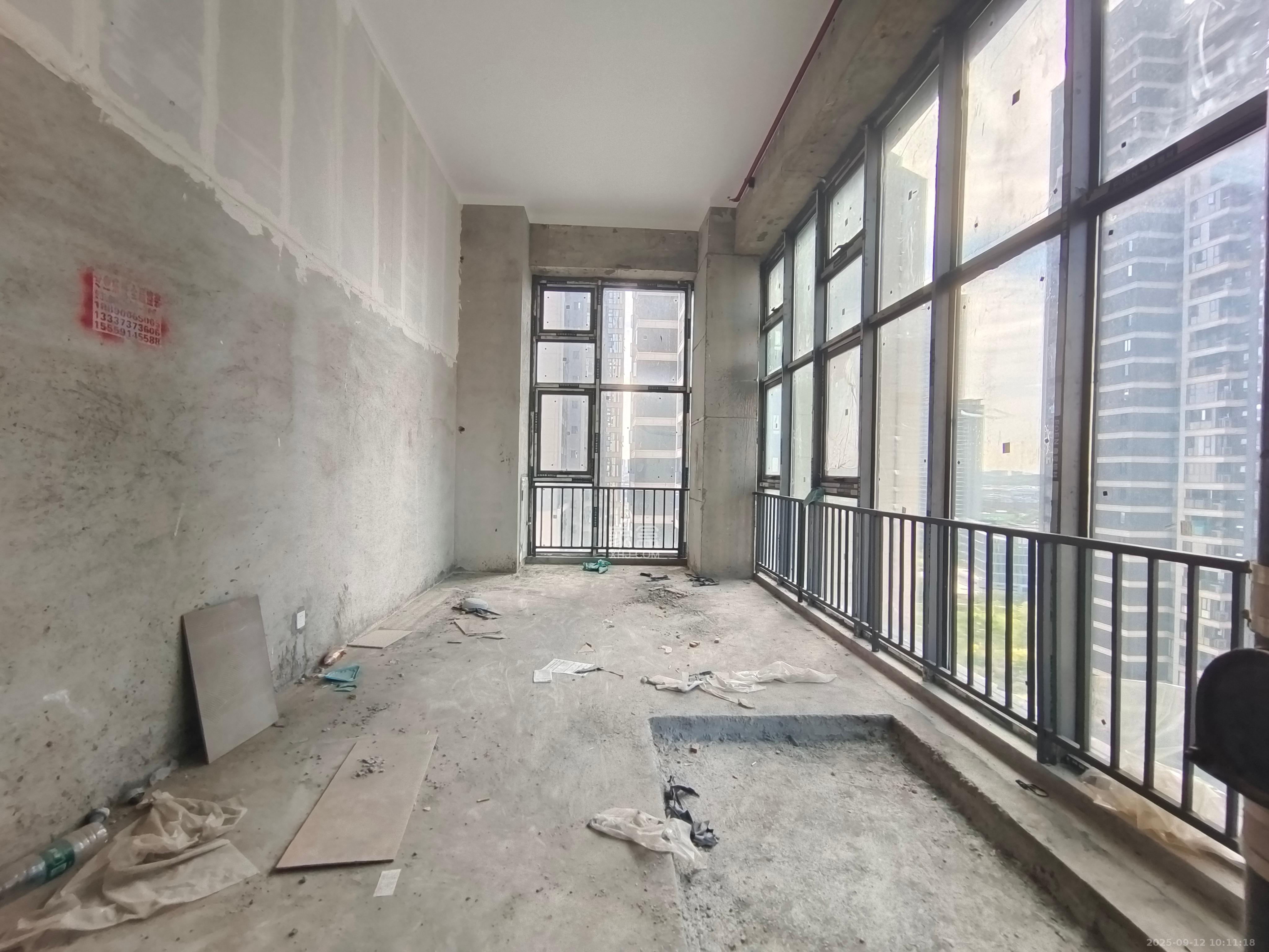 绿地V岛  1室1厅1卫    1500.0元/月室内图