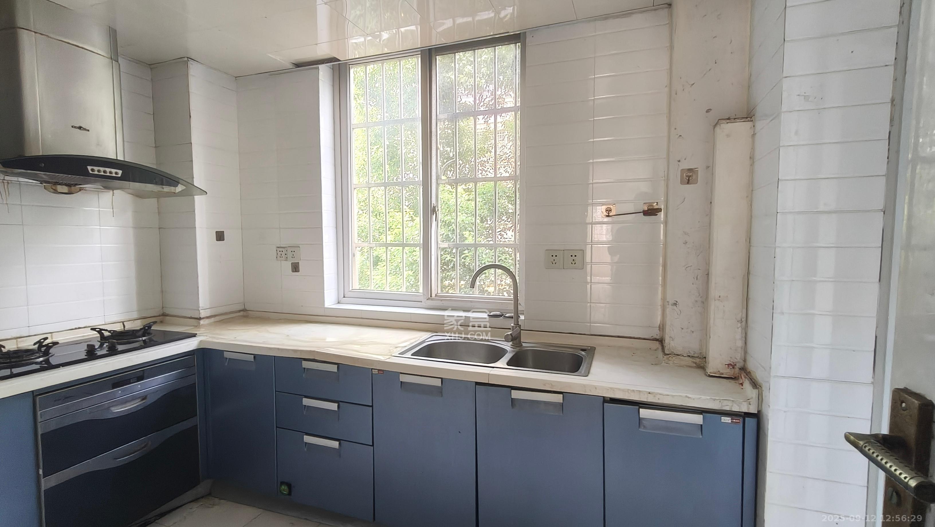 德润园  3室2厅2卫    2400.0元/月室内图