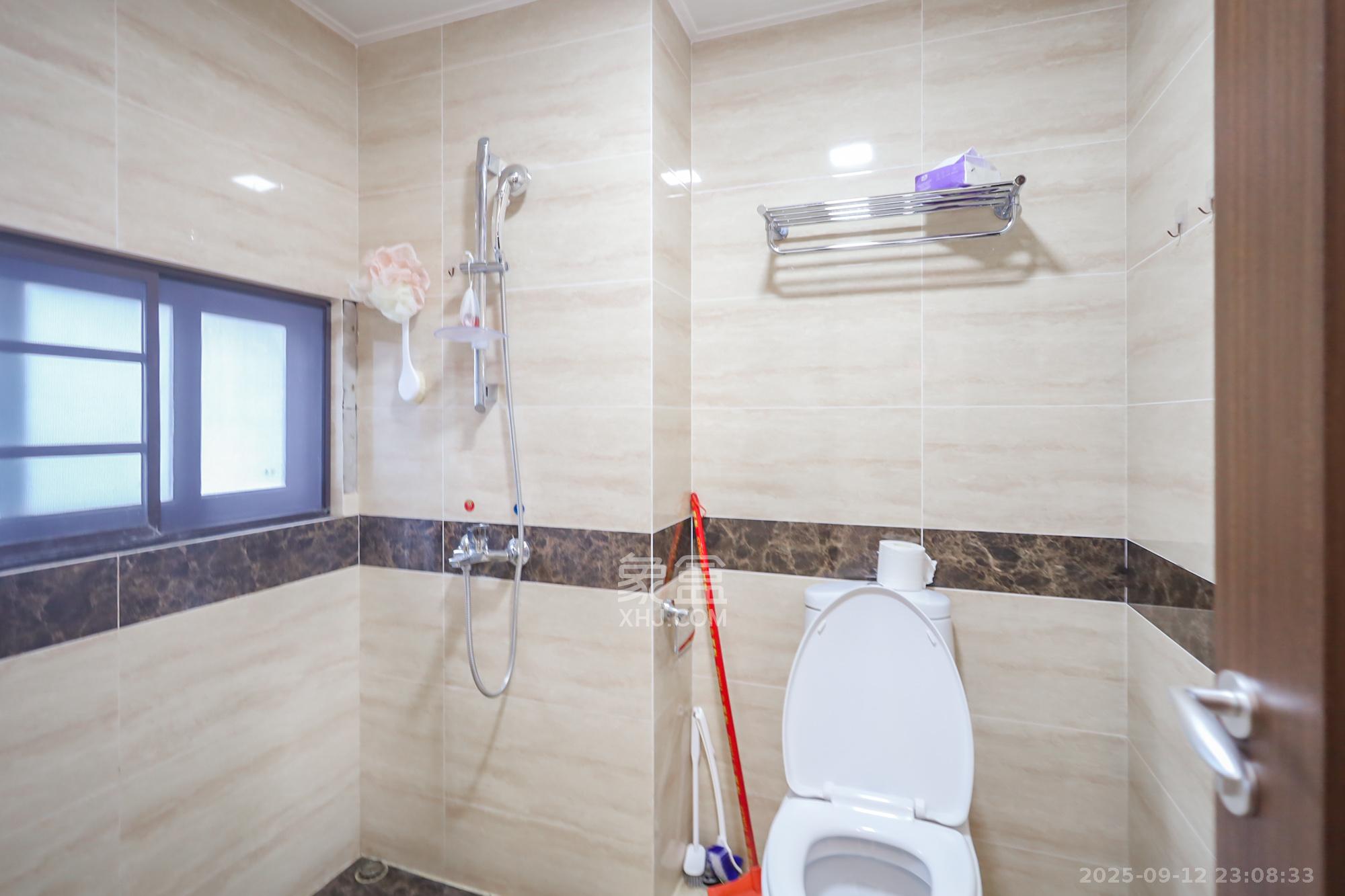 万科里金域国际  4室2厅2卫    246.0万卫生间