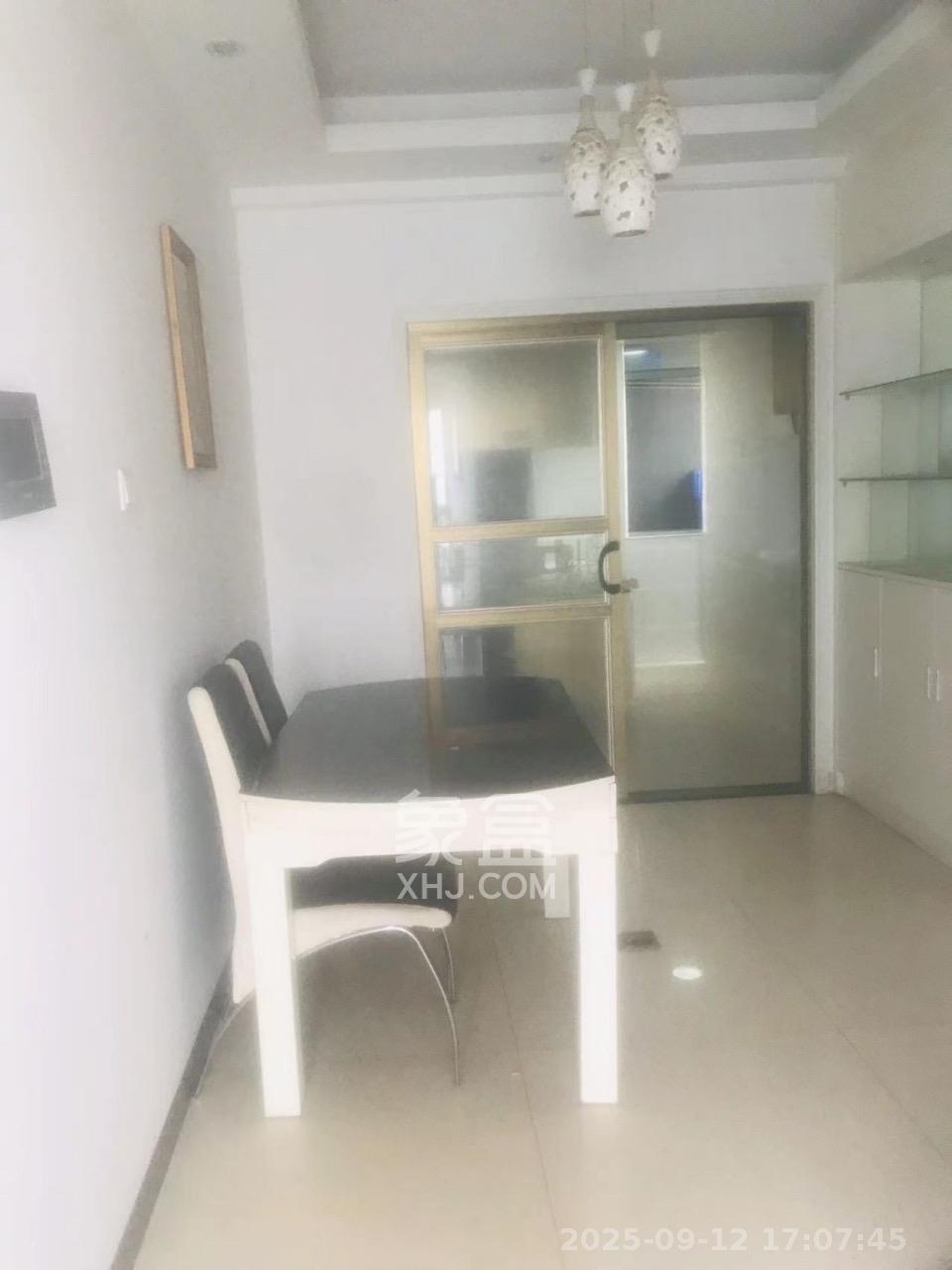 月畔湾 3室2厅2卫 2800.0元/月 月畔湾 3室2厅2卫 2800.0元/月室内图