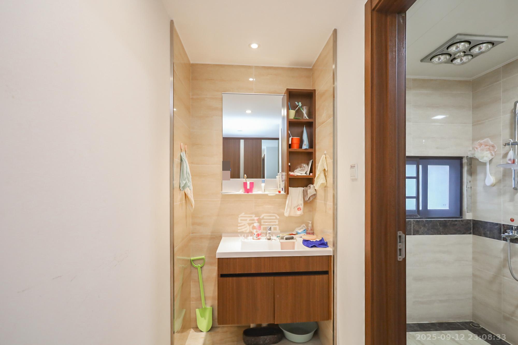 万科里金域国际  4室2厅2卫    246.0万卫生间