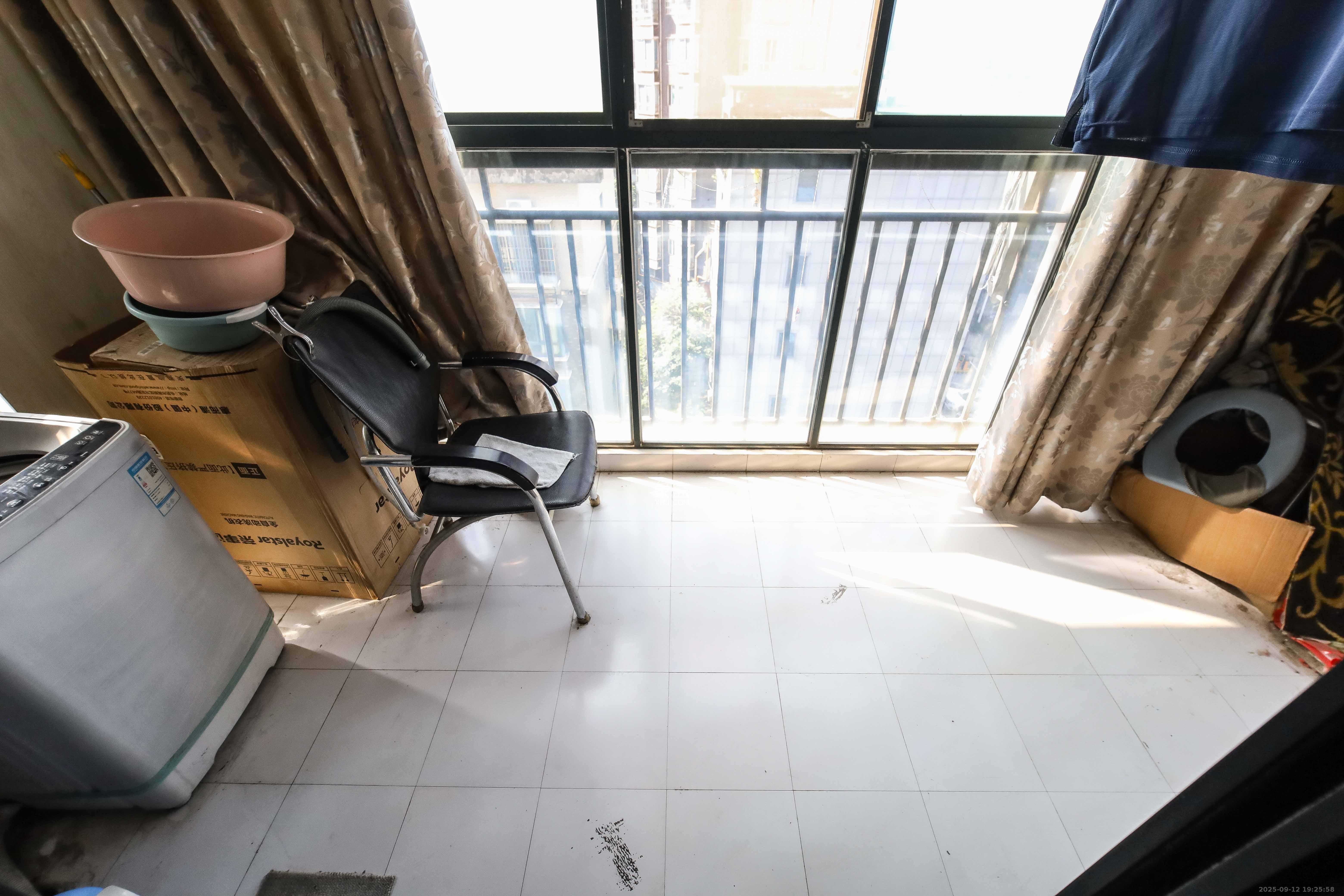 浏阳河畔家园  3室2厅2卫    88.0万阳台