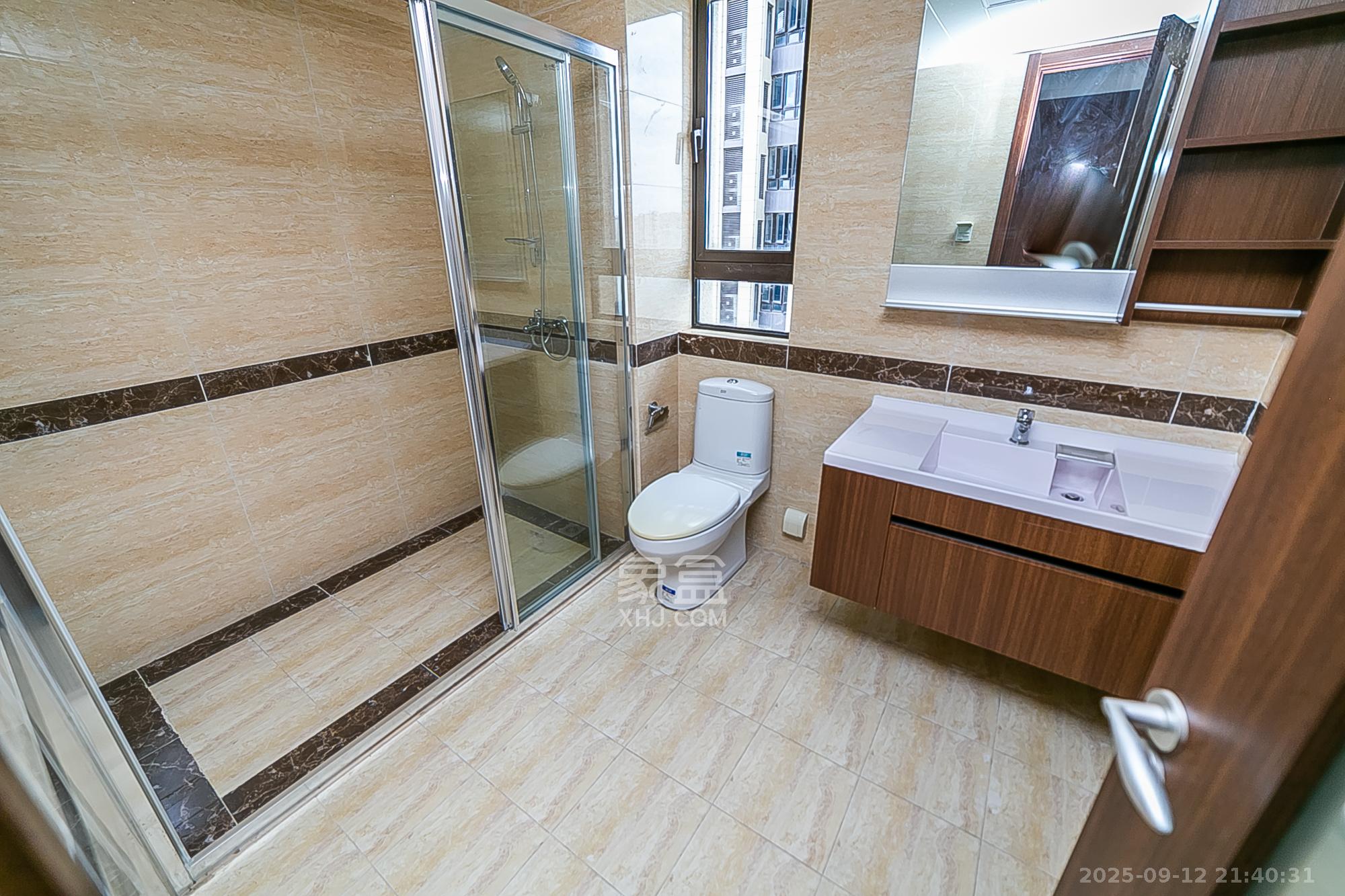 万科紫台  3室2厅2卫    265.0万卫生间