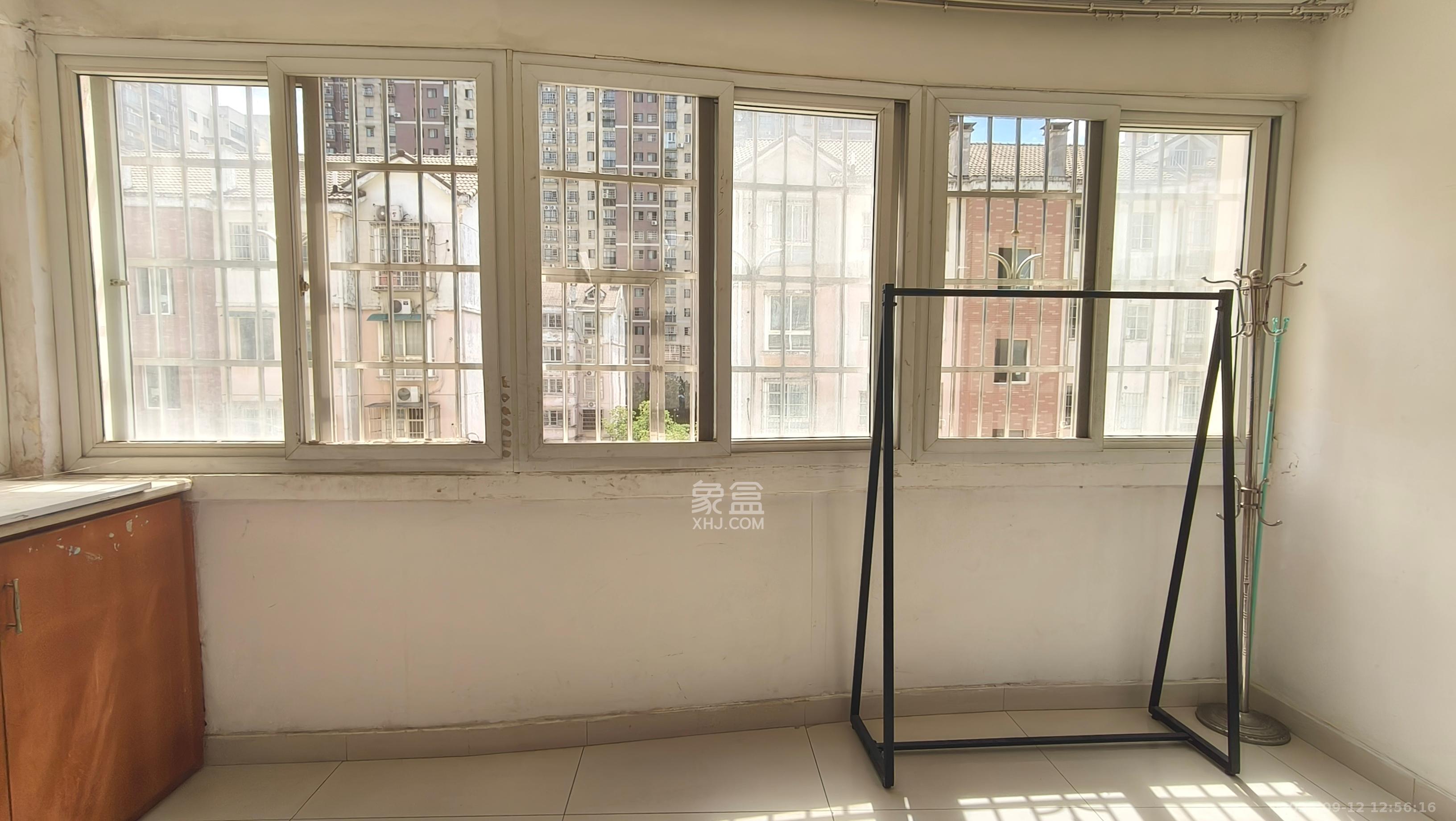 德润园  3室2厅2卫    2400.0元/月室内图