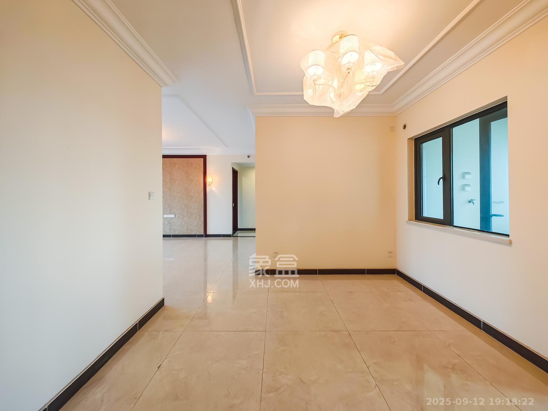 恒大御景天下城一期 4室2厅2卫 93.0万 恒大御景天下城一期 4室2厅2卫 93.0万客厅