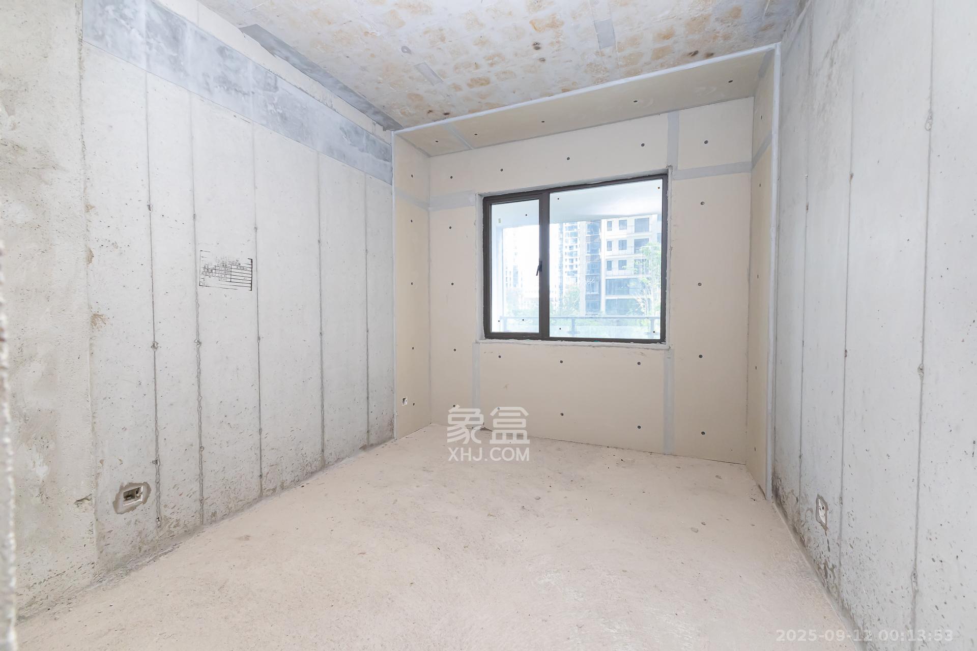 润和湘江天地E区  4室2厅3卫    155.0万卧室