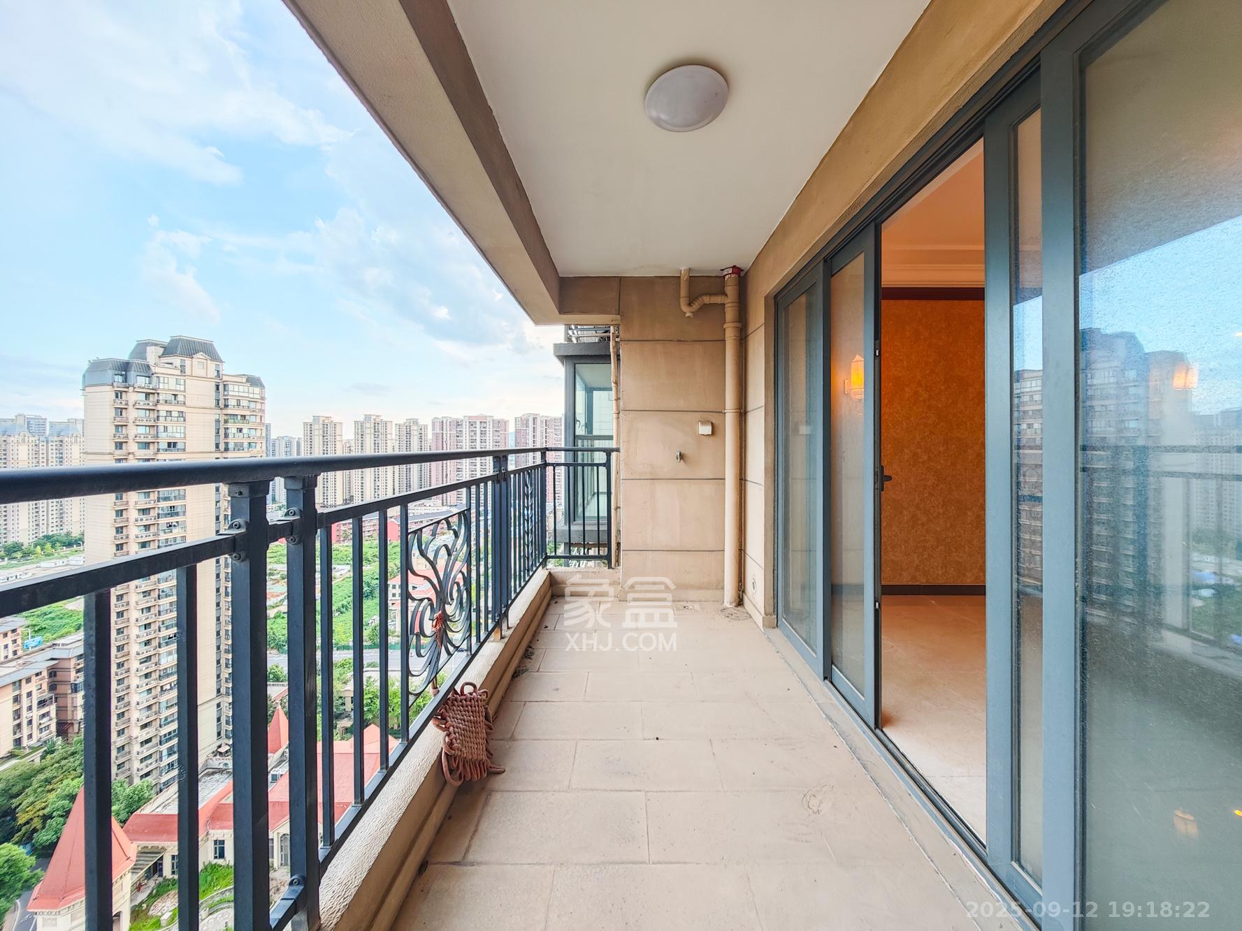 恒大御景天下城一期 4室2厅2卫 93.0万 恒大御景天下城一期 4室2厅2卫 93.0万阳台