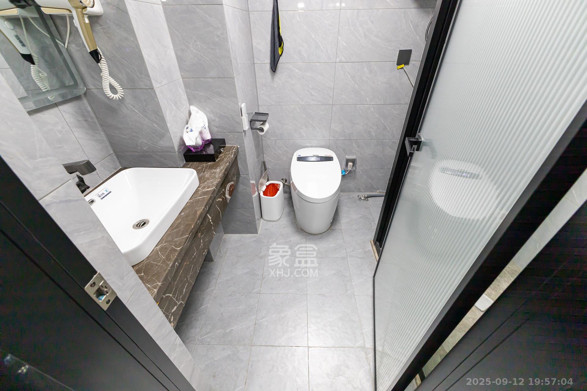 卡地亚公寓  2室1厅1卫    35.0万 卡地亚公寓  2室1厅1卫    35.0万卫生间