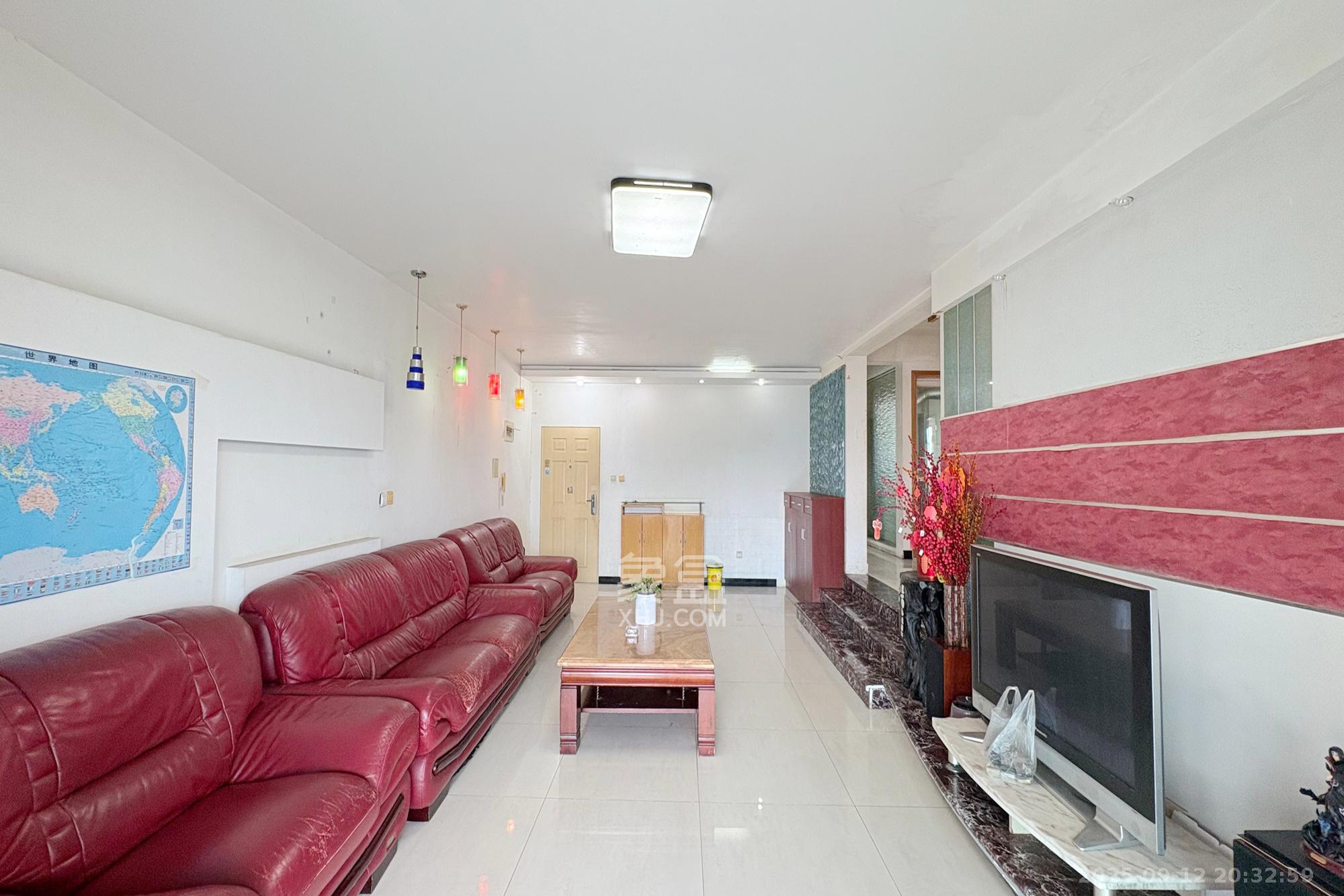 王府花园 3室2厅1卫 165.0万 王府花园 3室2厅1卫 165.0万客厅