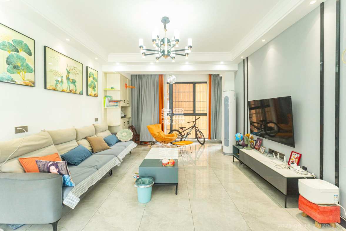 紫华郡  4室2厅2卫    79.8万 紫华郡  4室2厅2卫    79.8万客厅