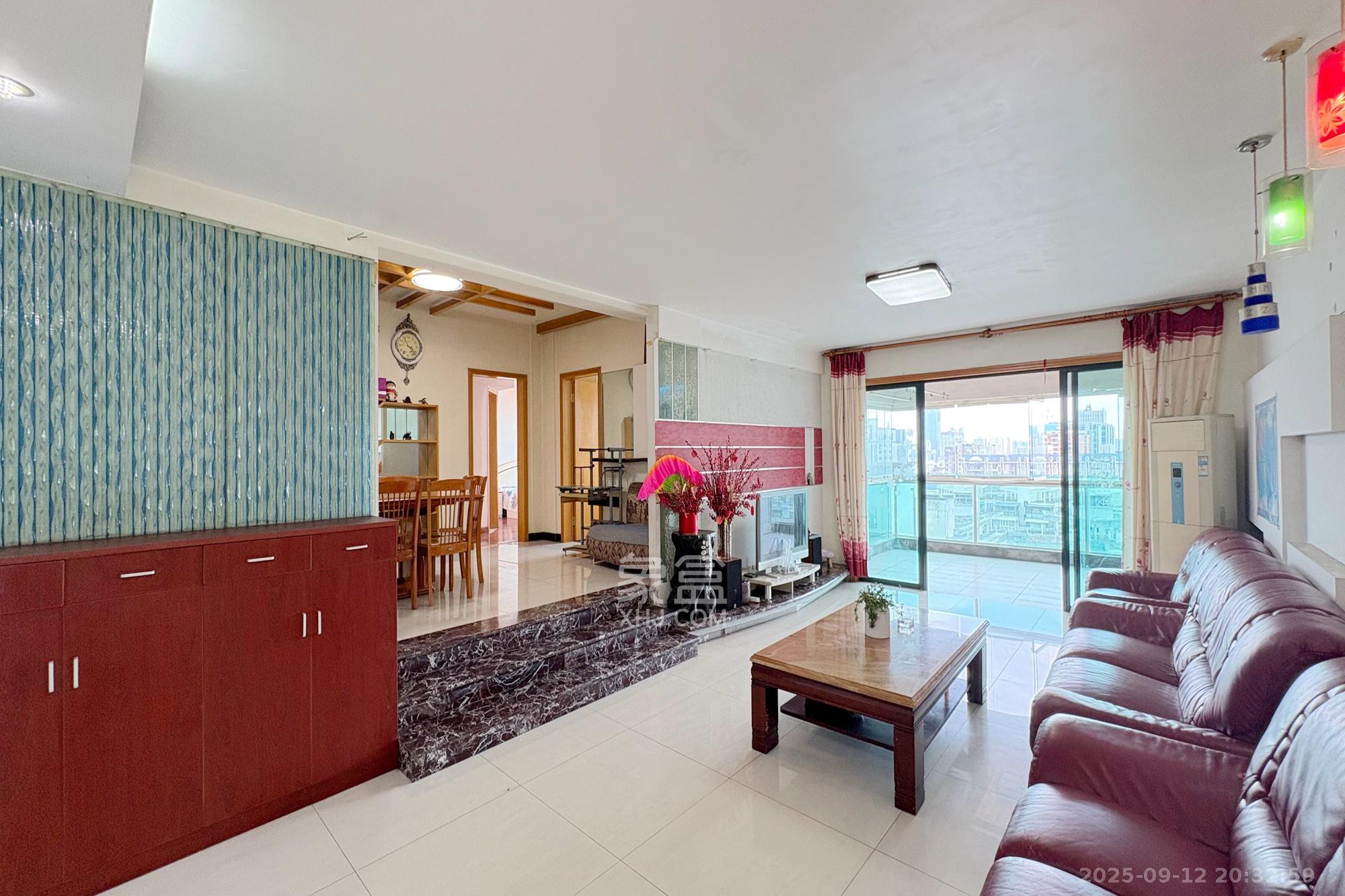 王府花园 3室2厅1卫 165.0万 王府花园 3室2厅1卫 165.0万客厅