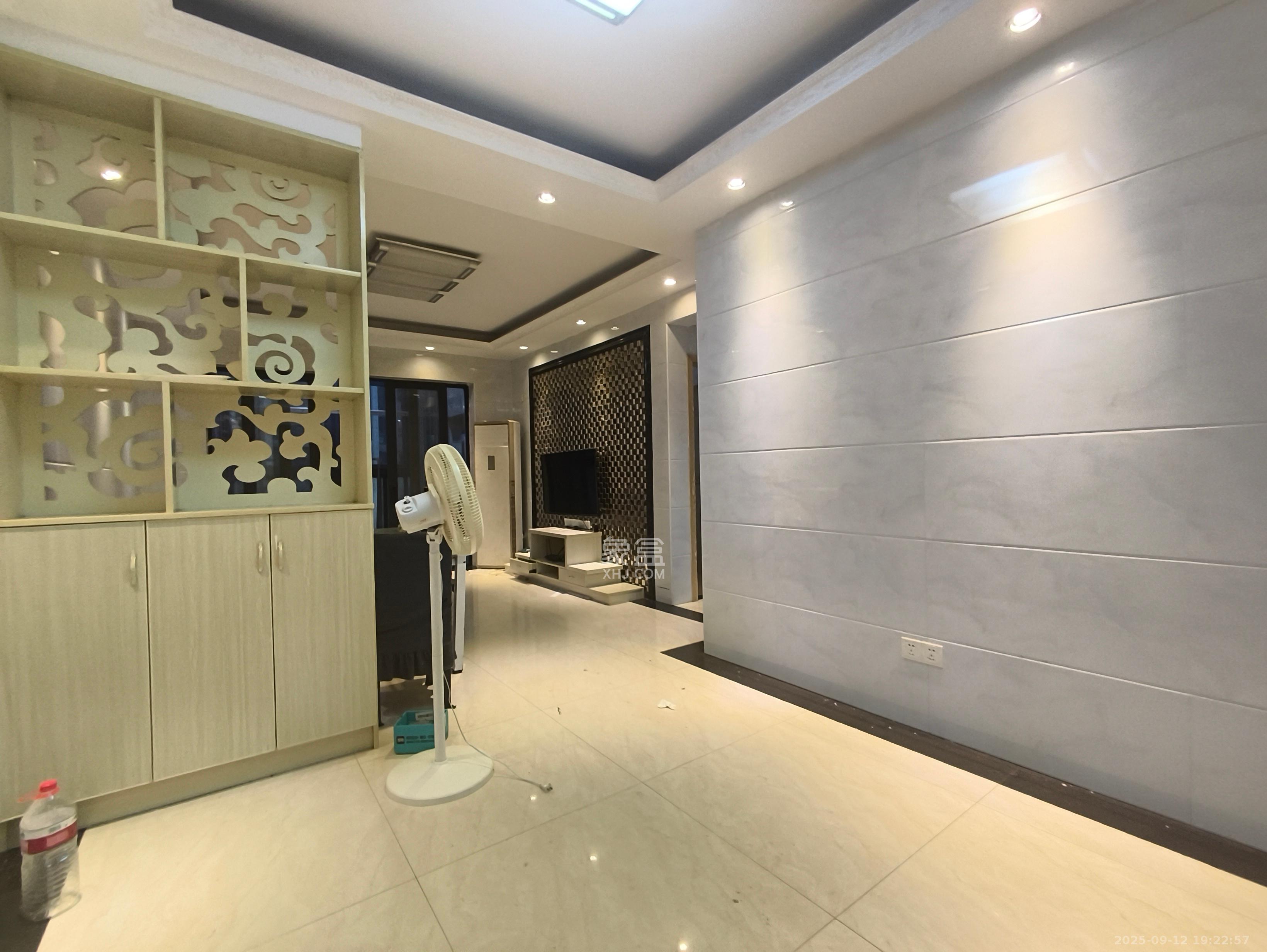 蓝山郡  3室2厅1卫    1800.0元/月 蓝山郡  3室2厅1卫    1800.0元/月室内图