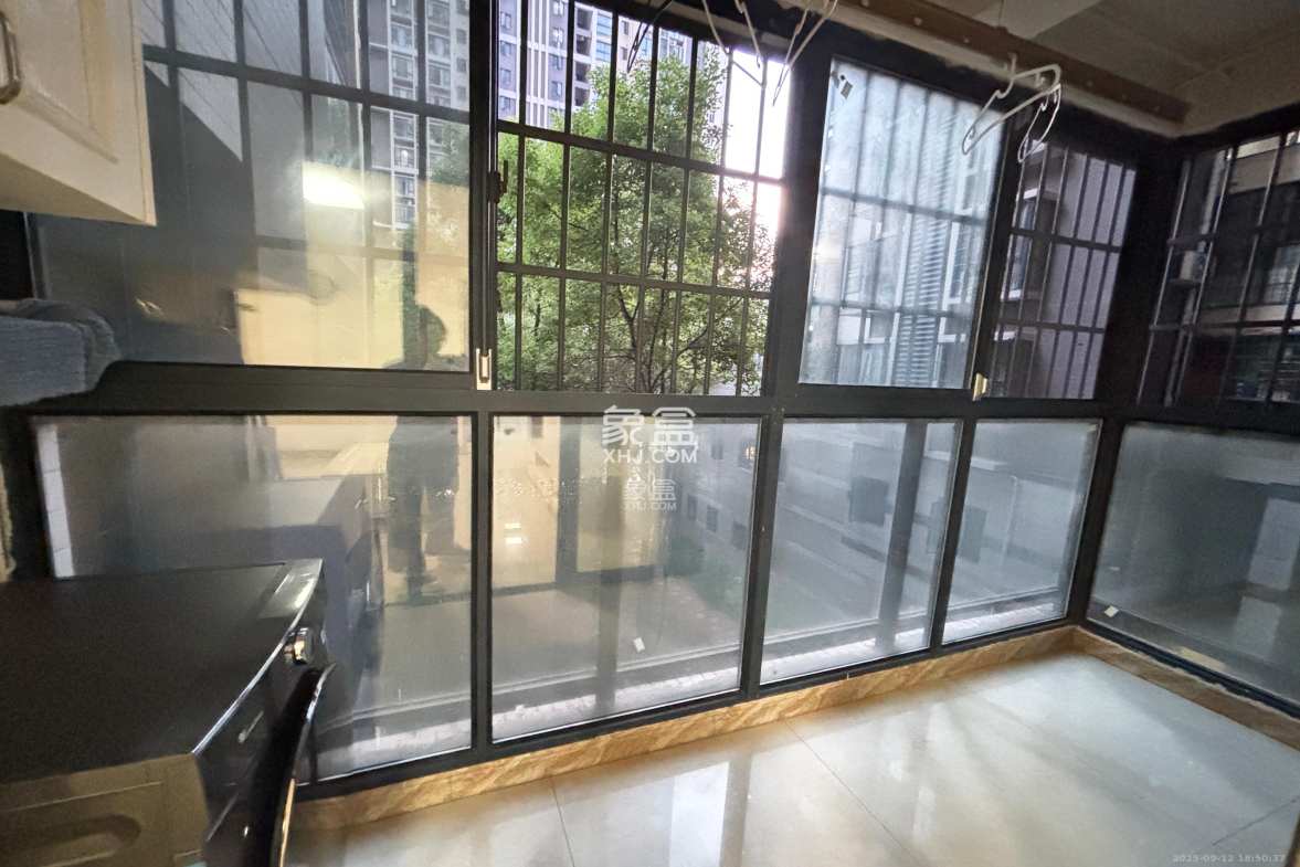 蓝山郡  3室2厅2卫    2300.0元/月 蓝山郡  3室2厅2卫    2300.0元/月室内图