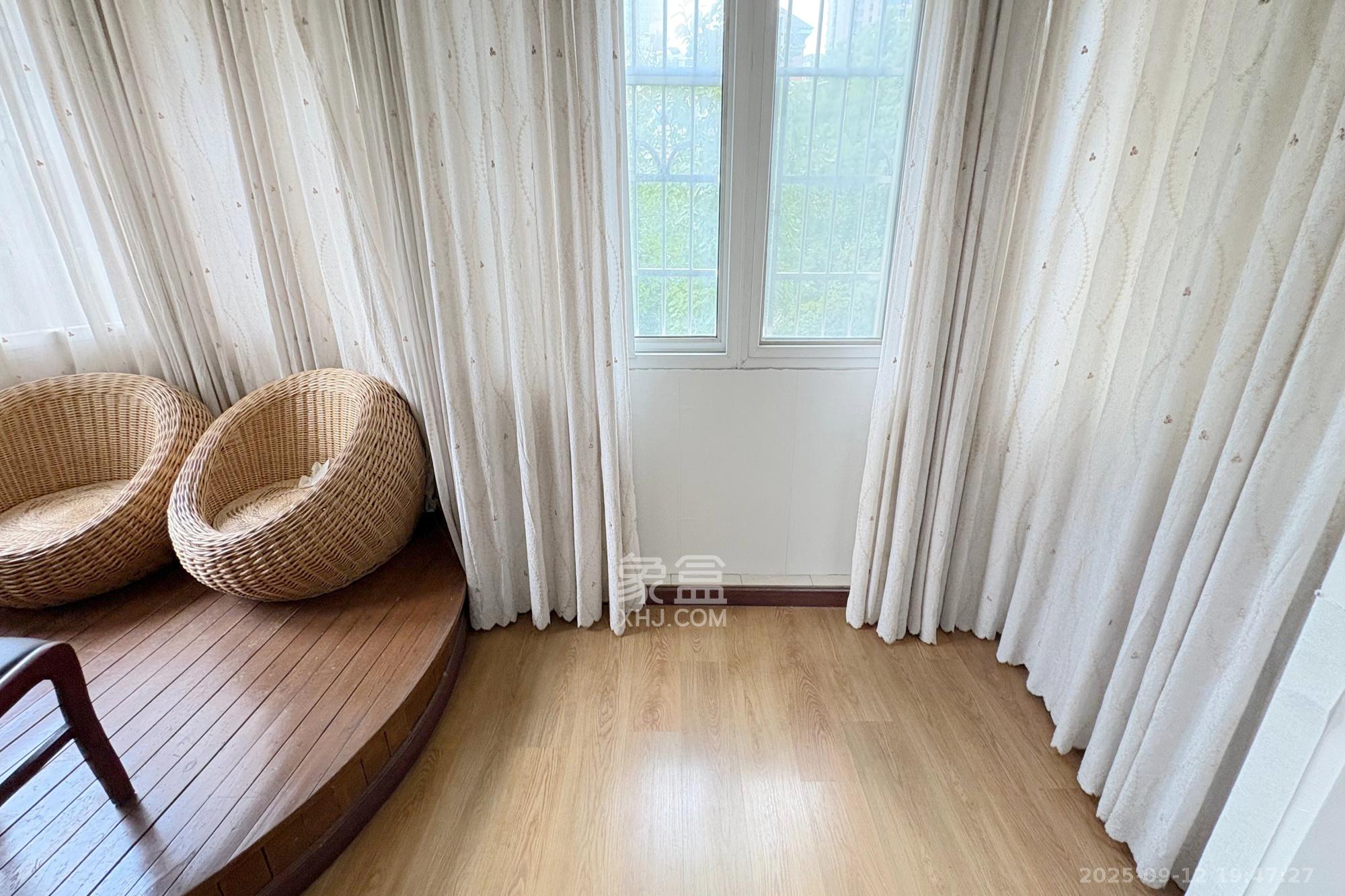 滨湖嘉园（湖滨小区）  3室2厅2卫    100.0万阳台