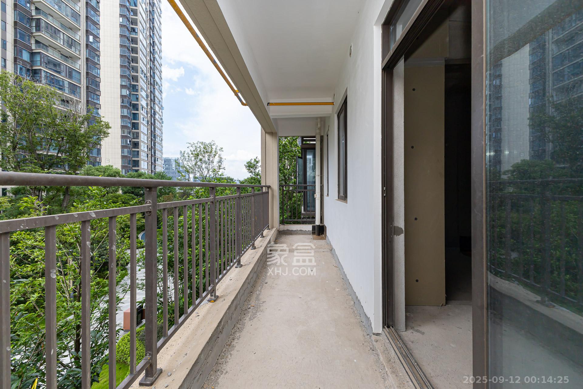 润和湘江天地E区  4室2厅3卫    155.0万阳台